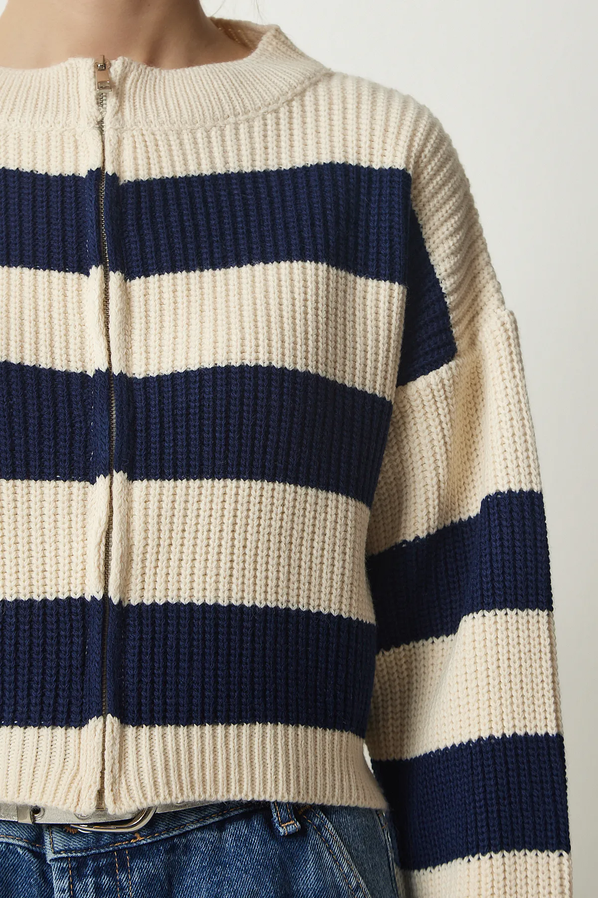 Happiness İstanbul  Cremefarbene, marineblaue Strickjacke mit Streifen und Reißverschluss für Damen MC00246