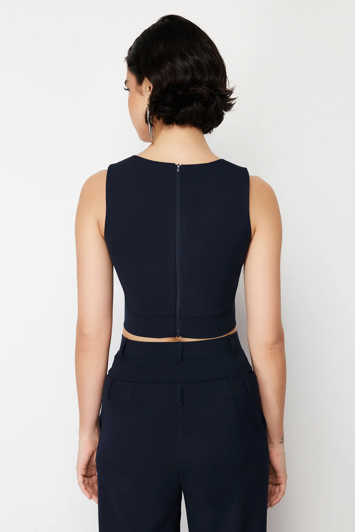 Trendyol Collection  Marineblaue, gewebte Crop-Webbluse TWOSS24BZ00332