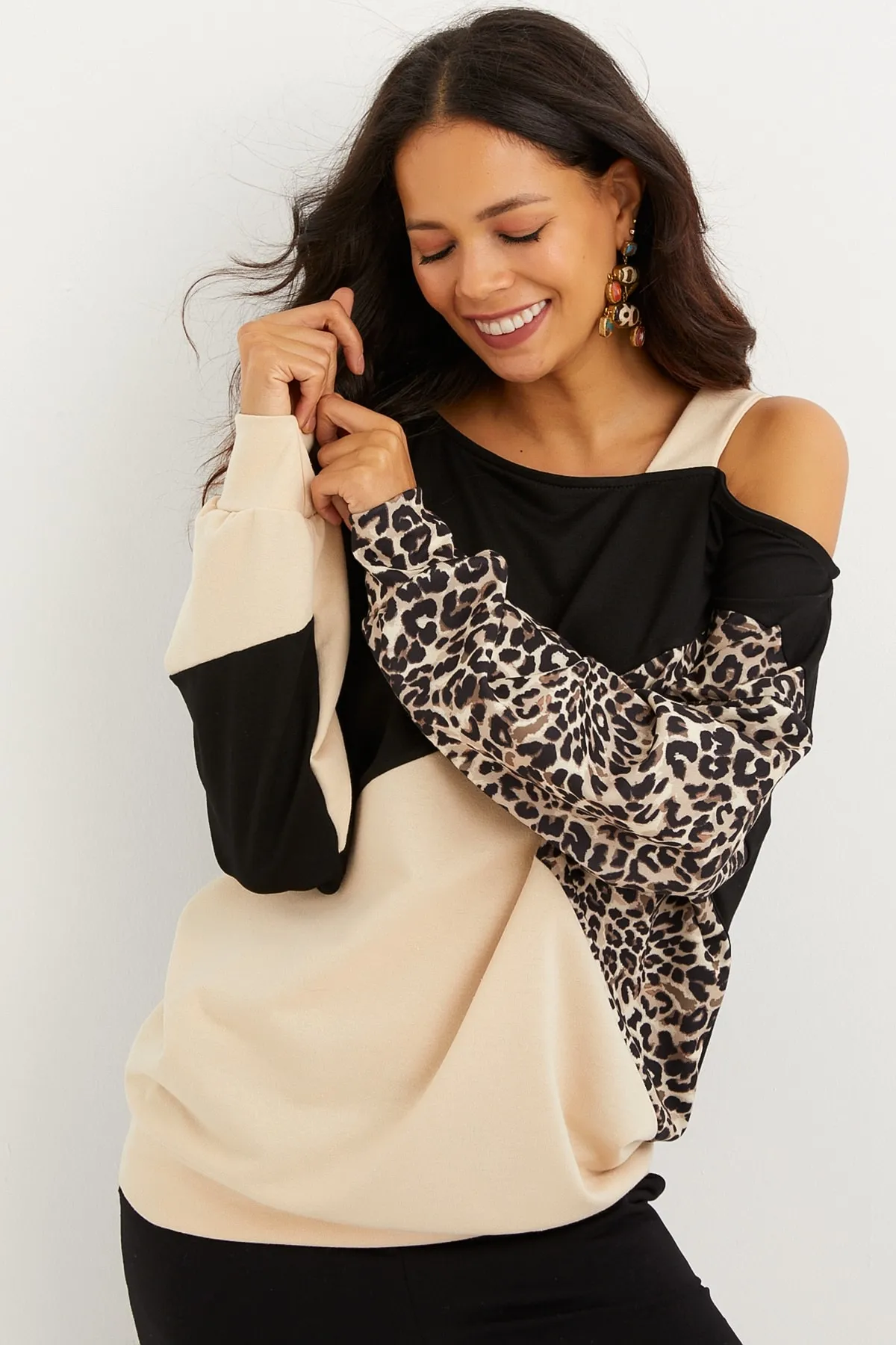 Cool & Sexy  Damen-Sweatshirt mit Leopardenmuster und einer Schulter, Kamel-Schwarz, Blockfarben, BK231066