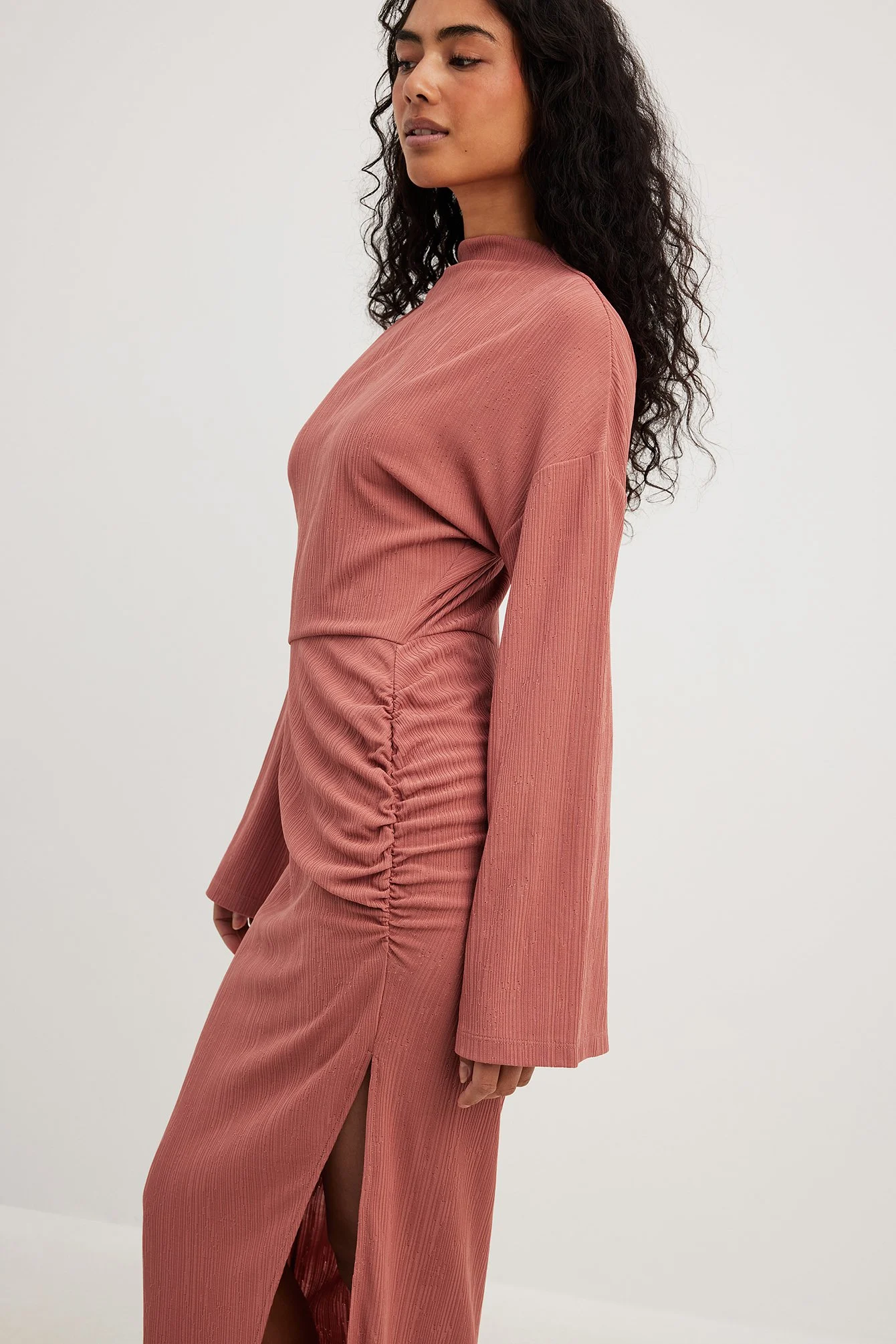 Hochgeschlossenes drapiertes Maxikleid