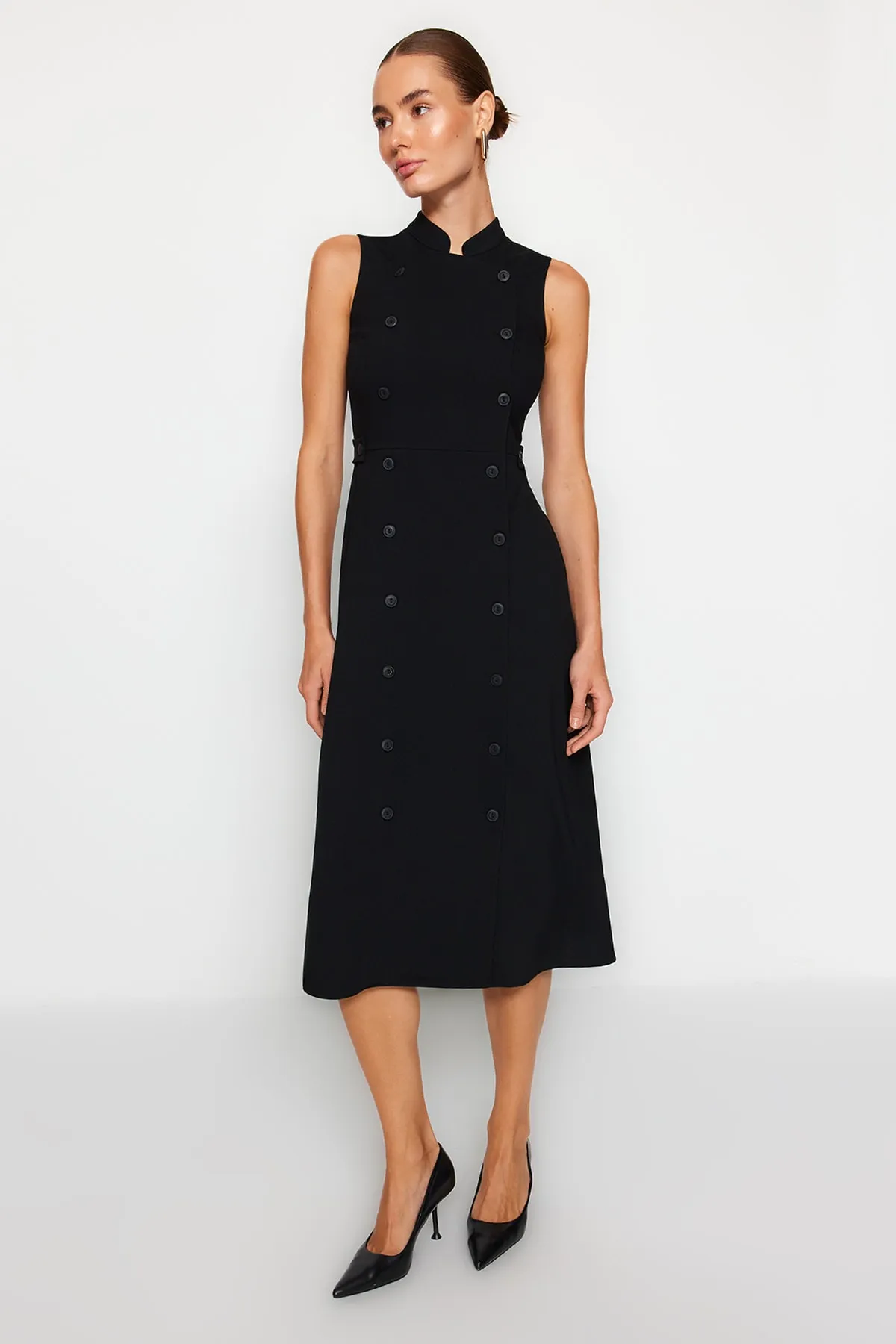 Trendyol Collection  Schwarzes Midi-Webkleid mit geknöpftem Häuptlingskragen TWOAW24EL00422