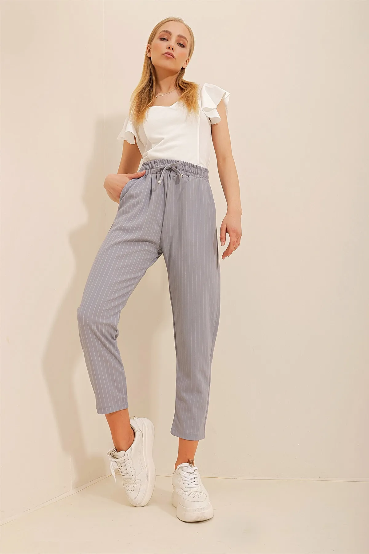 Trend Alaçatı Stili  Graue Damenhose mit hoher Taille und doppelter Tasche, gestreift, entspannter Schnitt, ALC-X10430