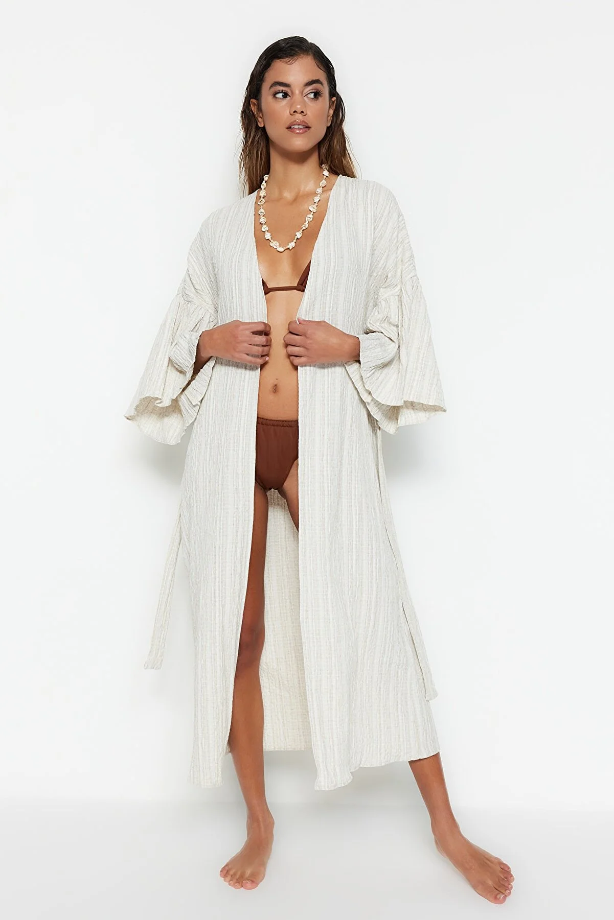 Trendyol Collection  Ecrufarbener Maxi-Kimono und Kaftan aus gewebtem Volant aus Leinenmischung mit Gürtel TBESS23KM00028