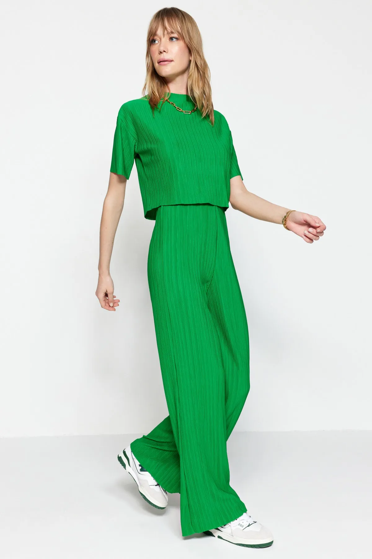 Trendyol Collection  Grüne plissierte Hose mit weitem Bein/locker geschnittener Strickhose mit hoher Taille TWOSS23PL00042