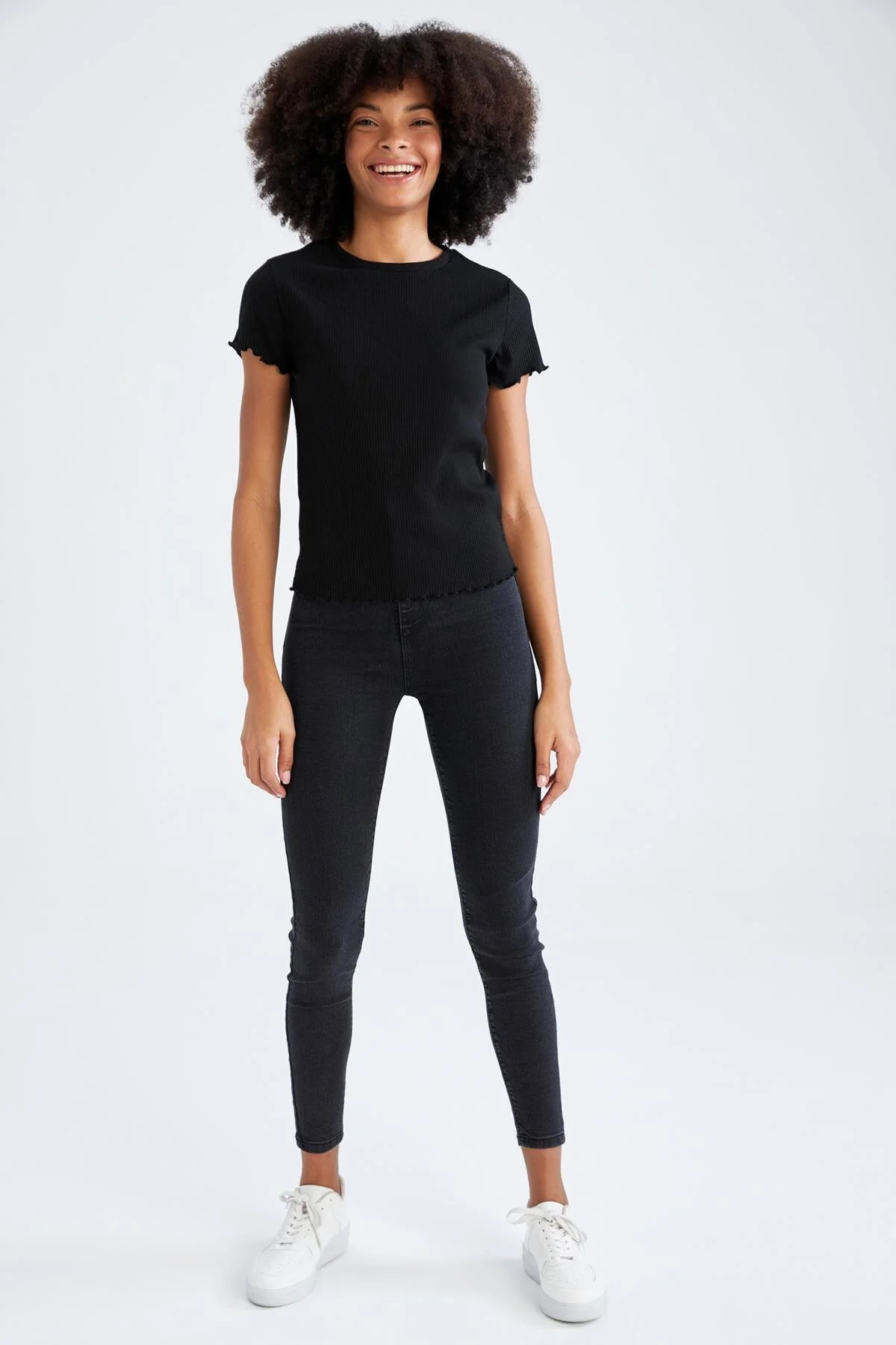 DeFacto  Slim Fit Kurzarm-T-Shirt mit Rundhalsausschnitt K7064az22sm