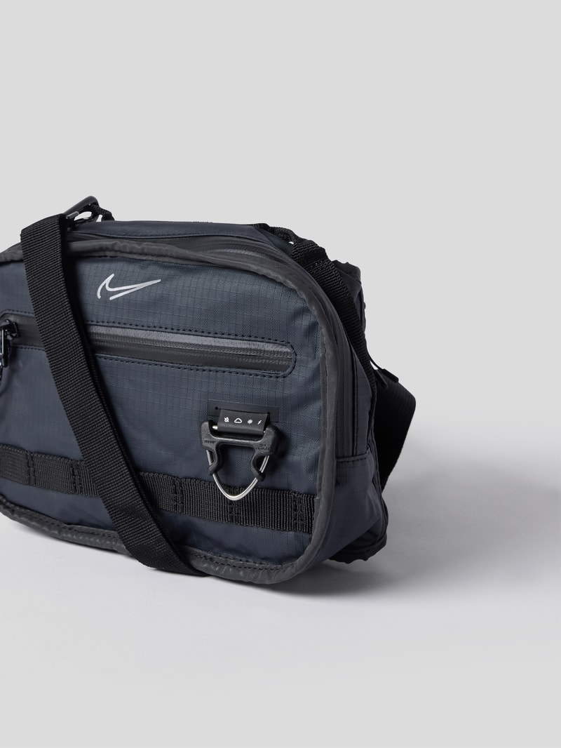 Bauchtasche mit Logo-Print in silber
