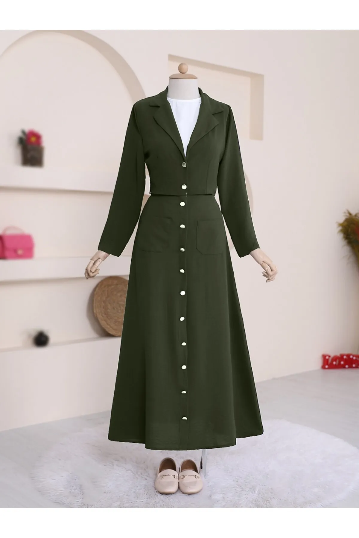 Modamorfo  Ayrobin-Anzug mit Knopfdetail und Rock