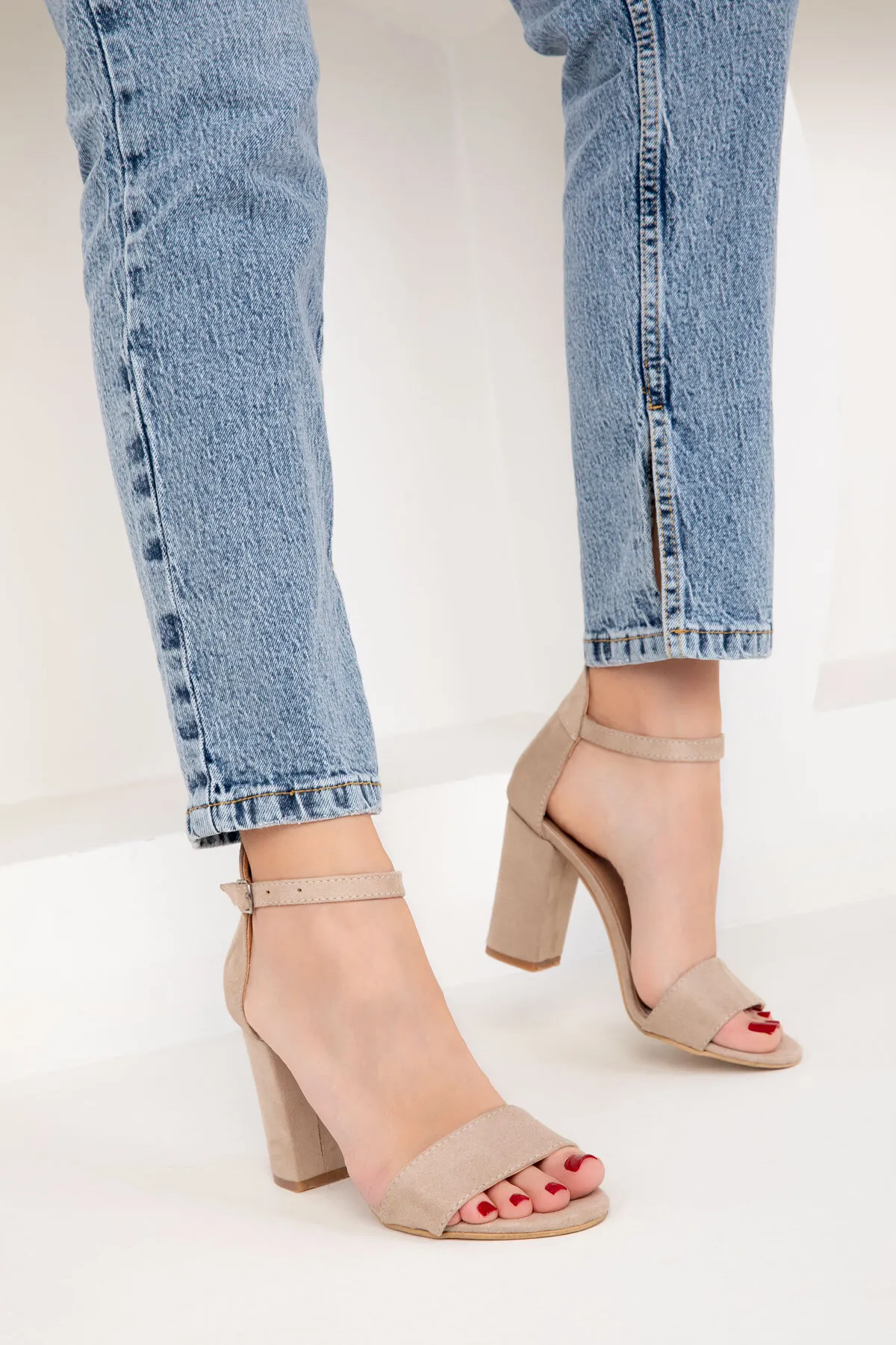 SOHO  Hautfarbene klassische Damenschuhe mit Absatz aus Wildleder 14532