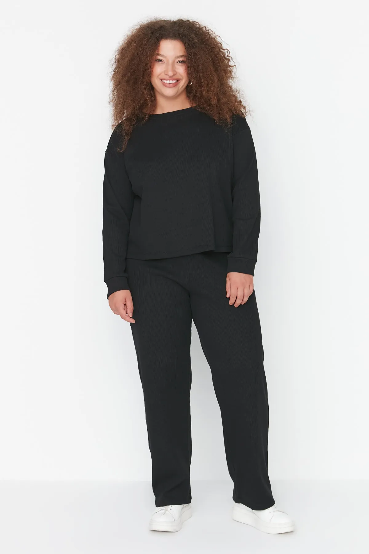 Trendyol Curve  Schwarzes gestricktes Pyjama-Set mit Rundhalsausschnitt