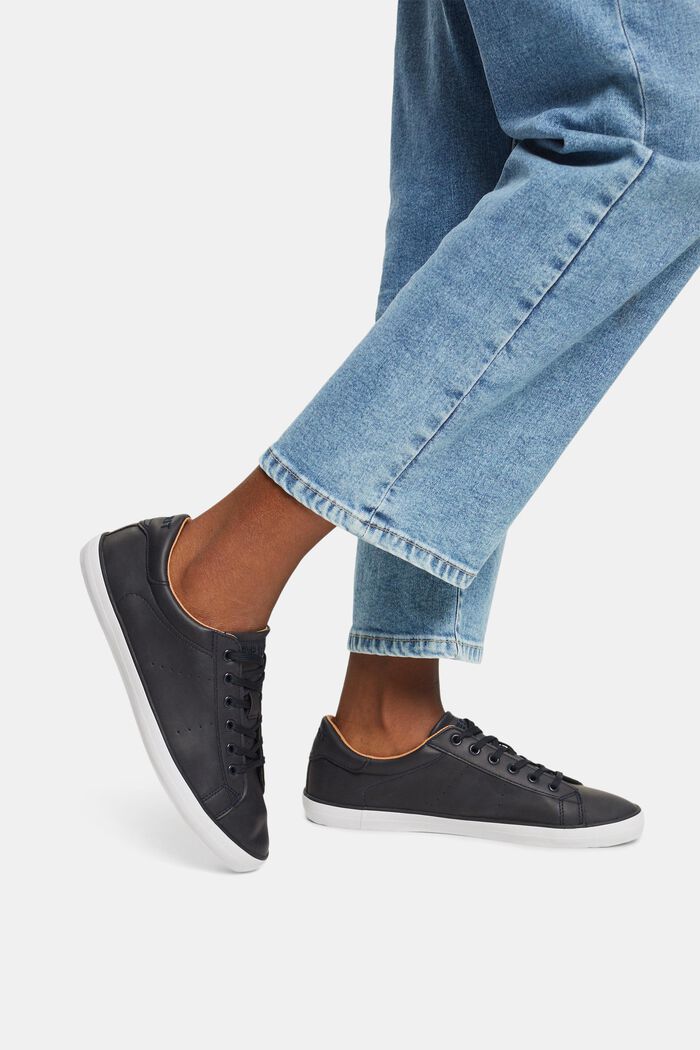 Sneaker in Lederoptik