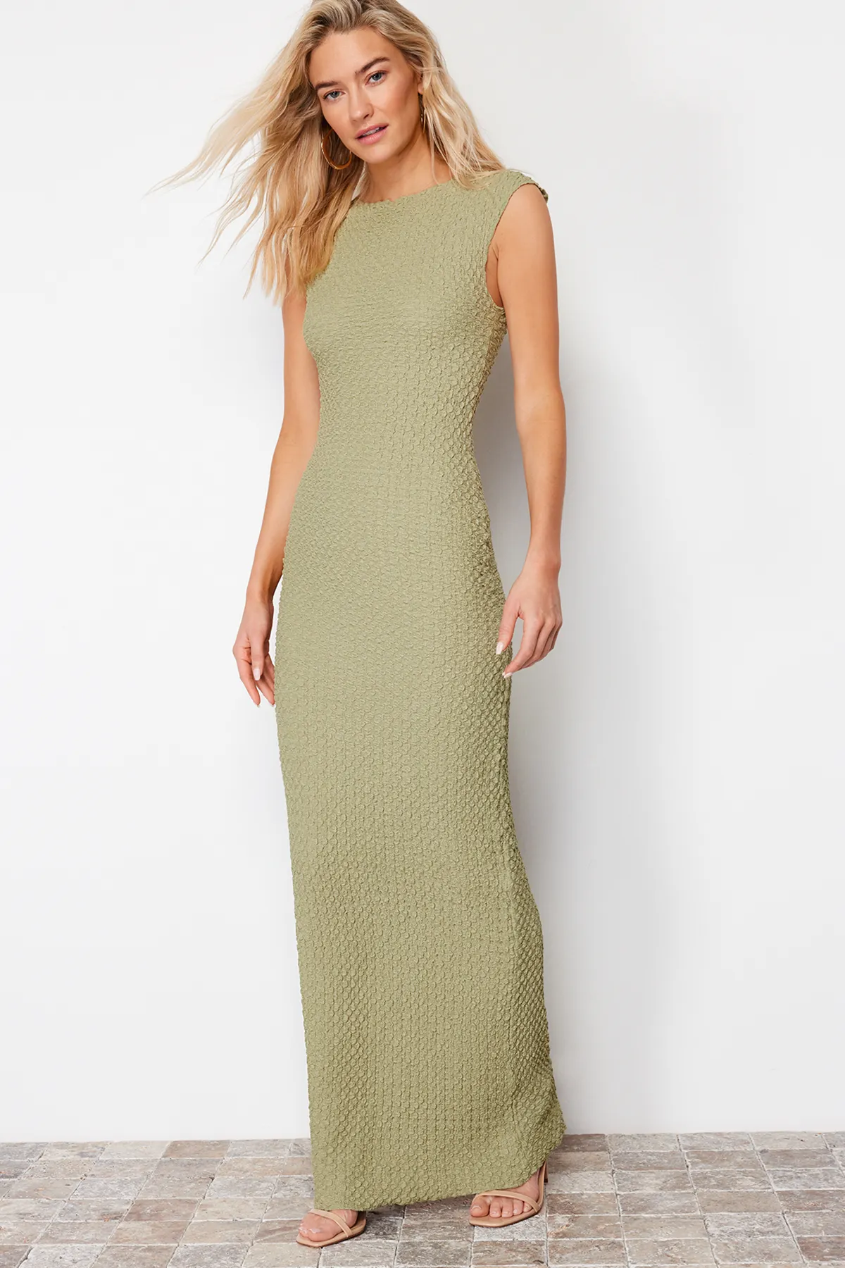 Trendyol Collection  Khakifarbenes, tailliertes/tailliertes Midi-Bleistiftkleid aus dehnbarem Strick mit Mondärmeln aus strukturiertem Stoff TWOSS24EL00103