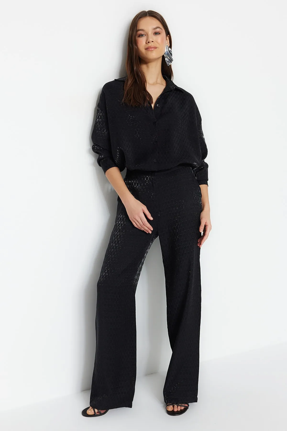Trendyol Collection  Schwarze, gewebte Jacquard-Hose mit weitem Bein und hoher Taille TWOSS23PL00178