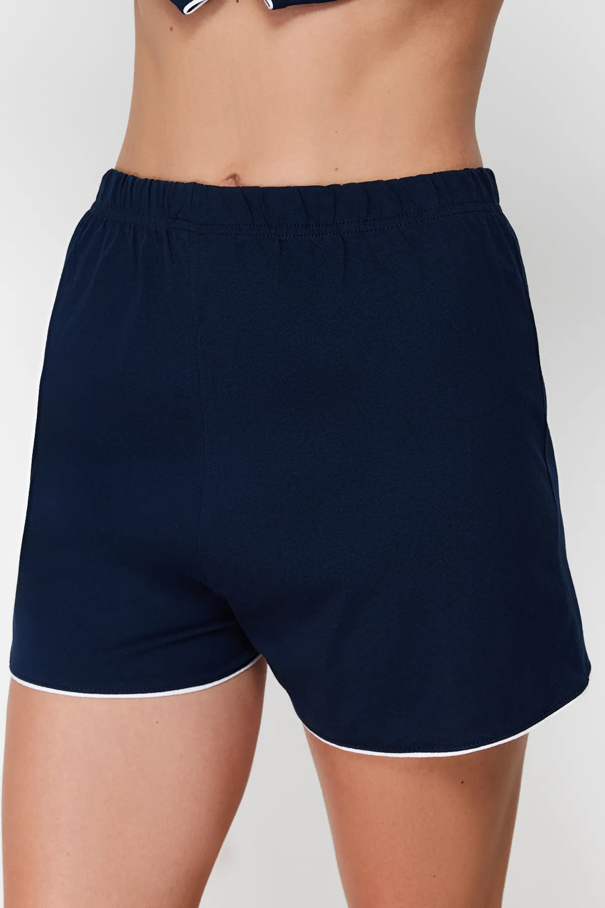 Trendyol Collection  Marineblaues, gestricktes Pyjama-Set aus Hemd und Shorts aus 100 % Baumwolle mit Paspelierung THMSS20PT0406