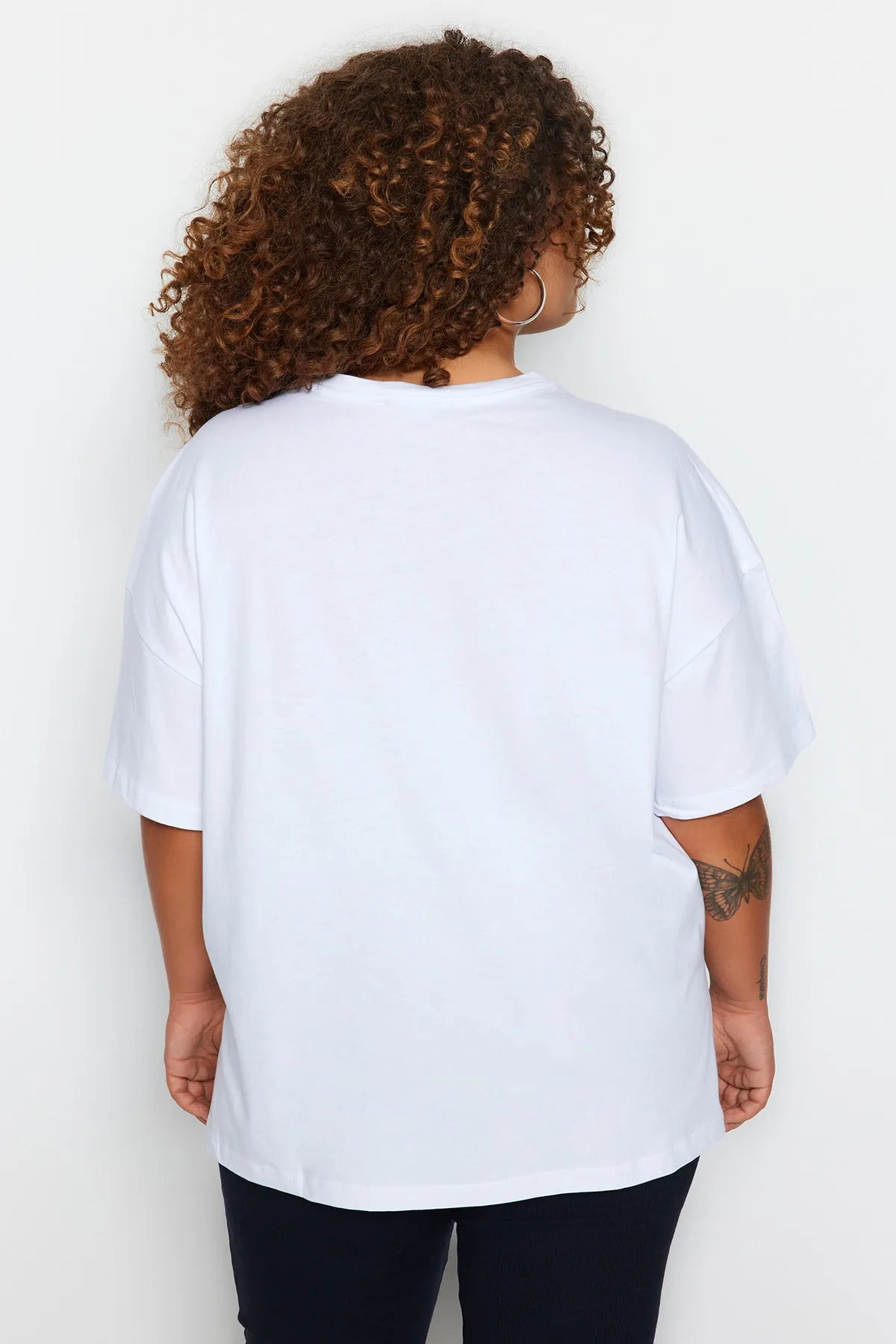 Trendyol Curve  Weißes, weit geschnittenes, bedrucktes Strick-T-Shirt mit Rundhalsausschnitt TBBSS23AH00131