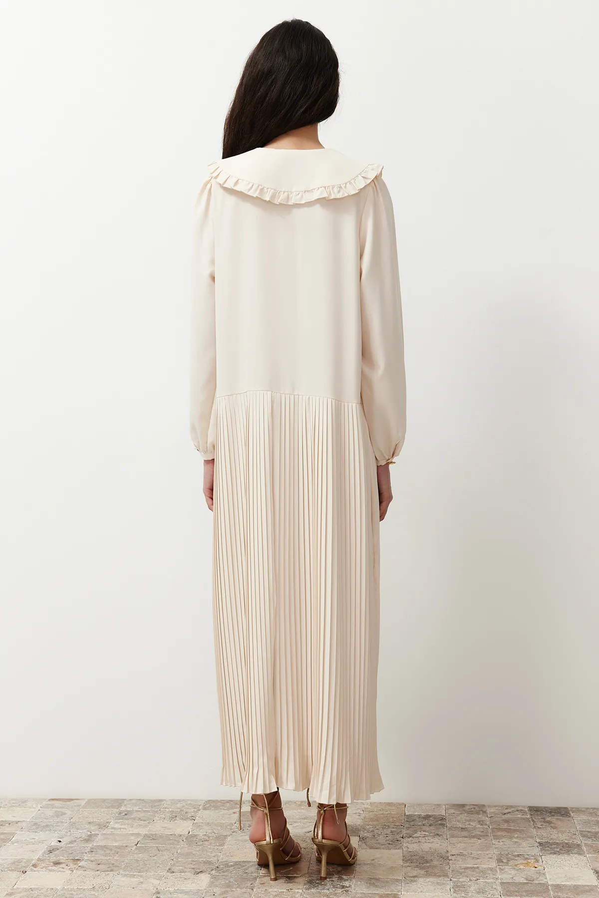 Trendyol Modest  Beiges plissiertes Kleid aus Webstoff mit Babykragen und goldenen Knöpfen TCTSS24EB00196