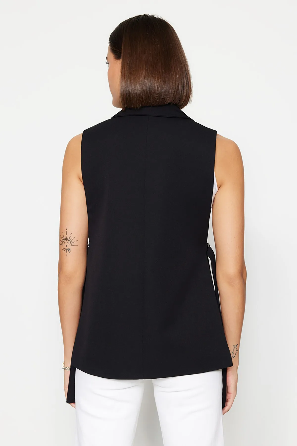 Trendyol Collection  Schwarze taillierte gewebte Weste TWOAW23YE00032