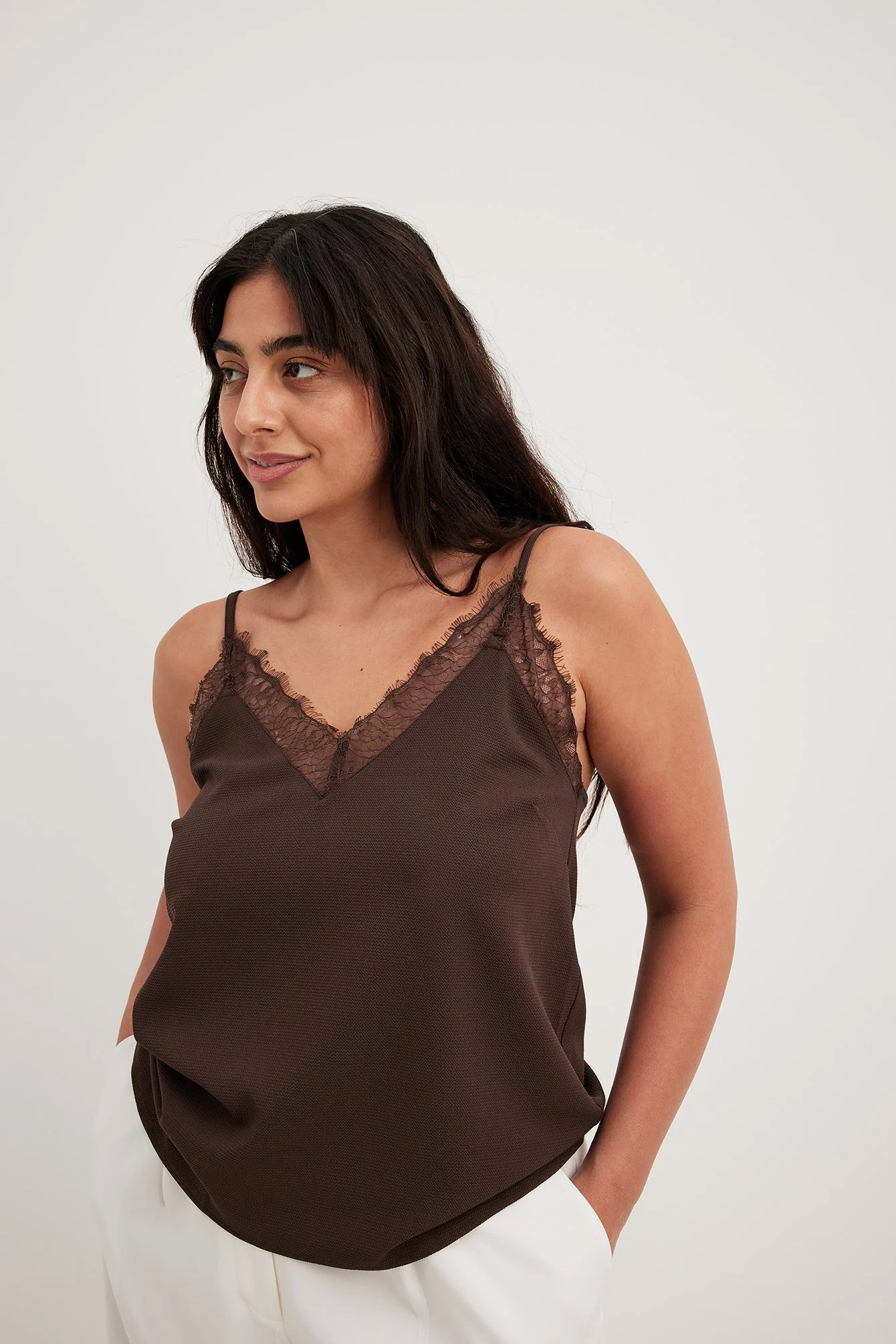 Recyceltes Crepe-Unterhemd mit Spitzendetail