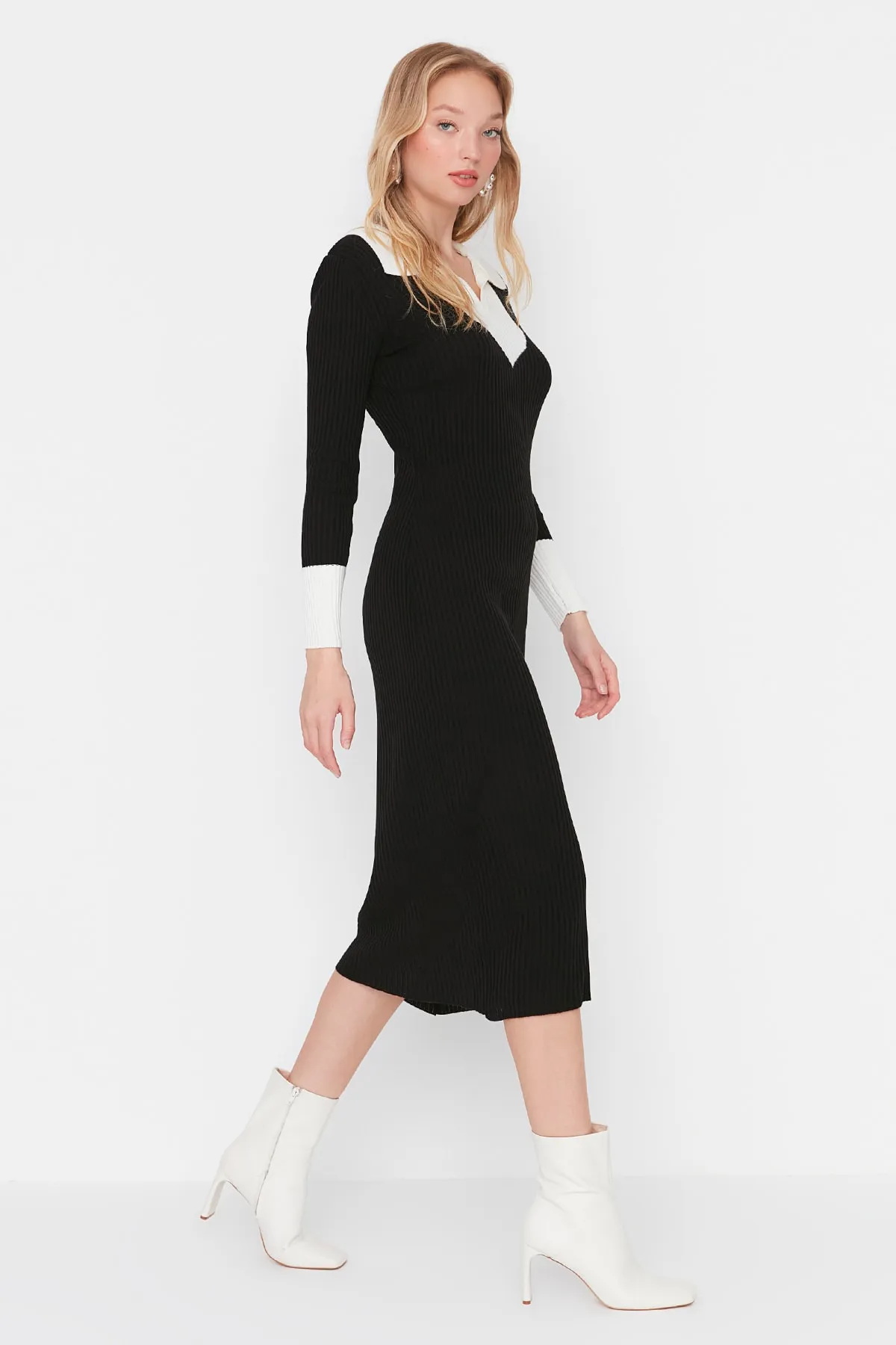 Trendyol Collection  Schwarzes Midi-Strickkleid mit Farbblockmuster TWOAW23EL00024