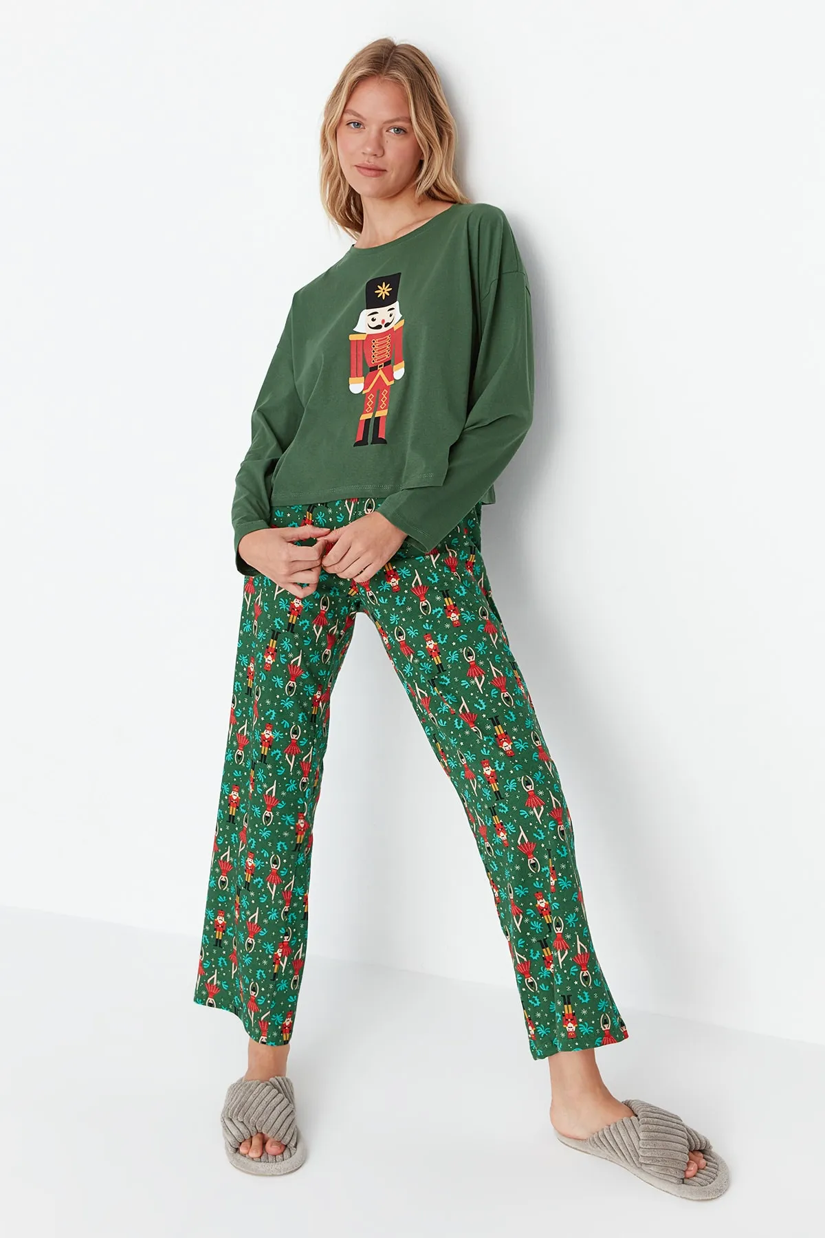 Trendyol Collection  Grünes Strick-Pyjama-Set aus 100 % Baumwolle mit Weihnachtsmotiv THMAW23PT00318