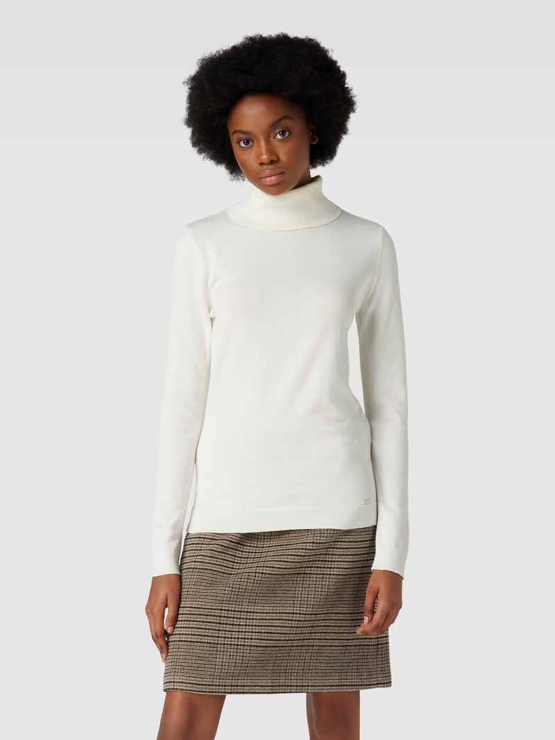 Rollkragenpullover in unifarbenem Design mit Label-Detail in offwhite