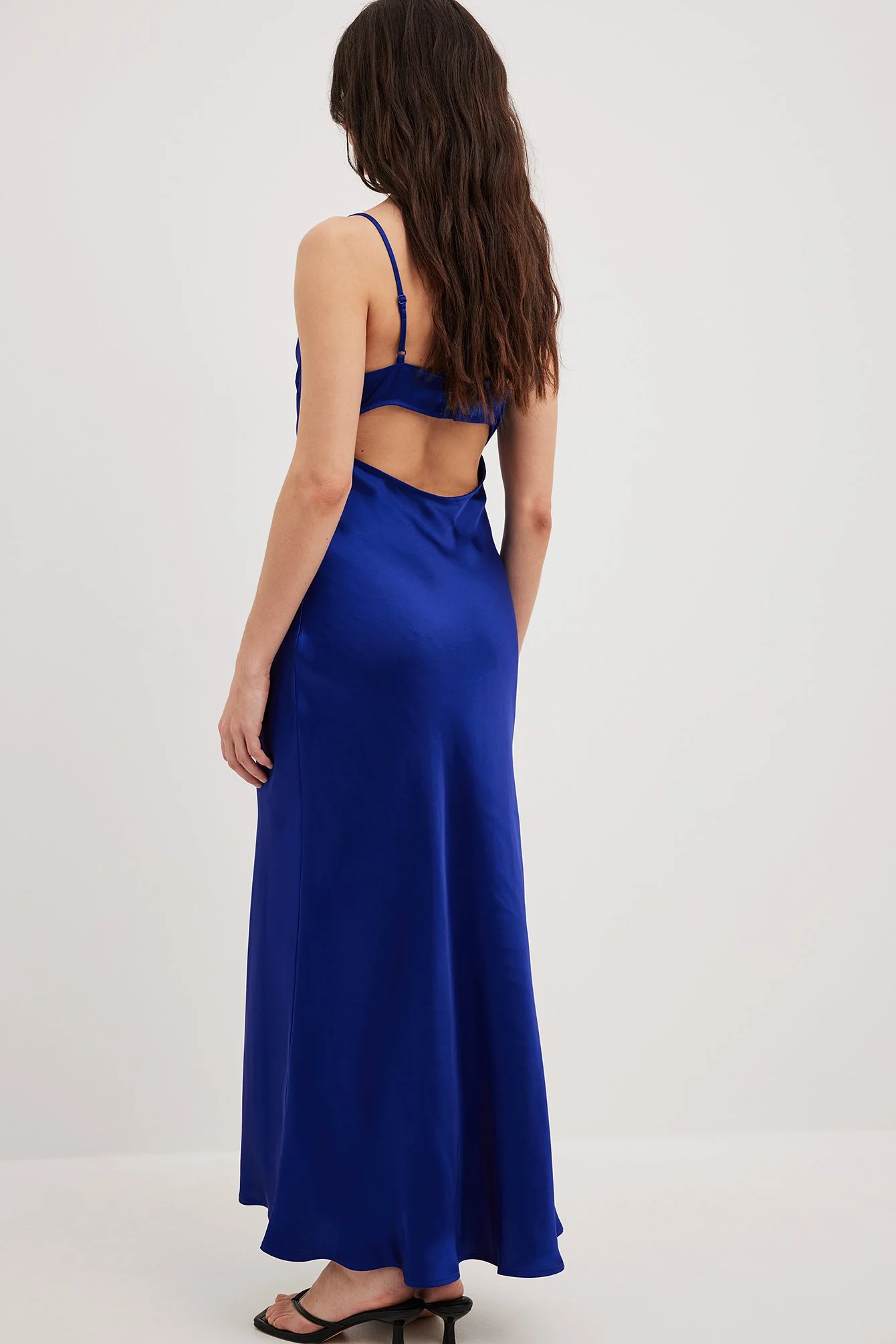 Maxikleid mit Wasserfallausschnitt und Trägern