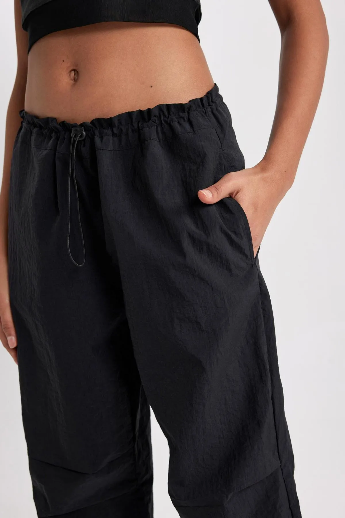 DeFacto  Passform Oversize Fit Doppeltasche Standardgröße Fallschirmhose B6367ax23wn
