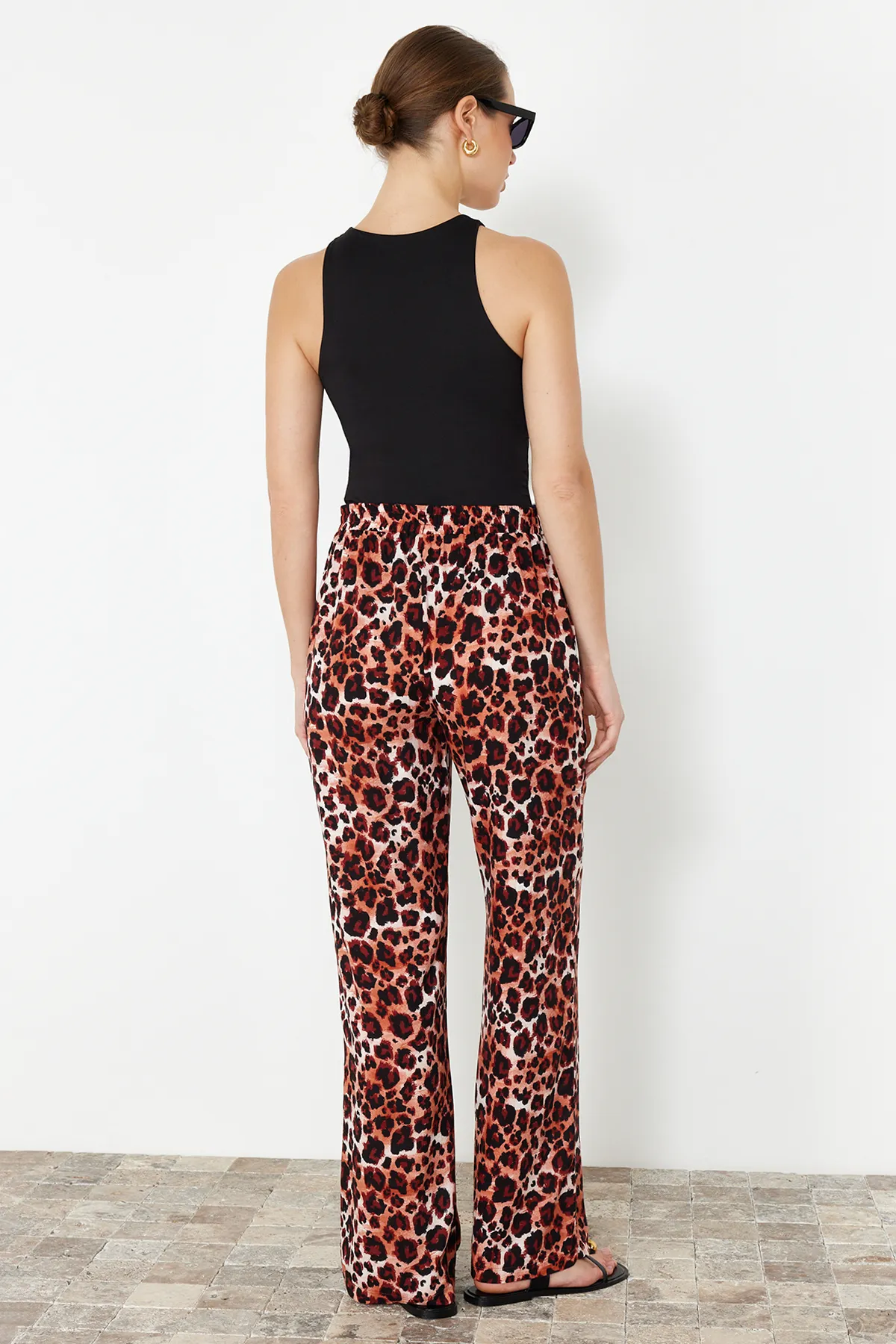 Trendyol Collection  Braune gewebte Hose mit weitem Bein und elastischem Bund und Leopardenmuster TWOSS24PL00159