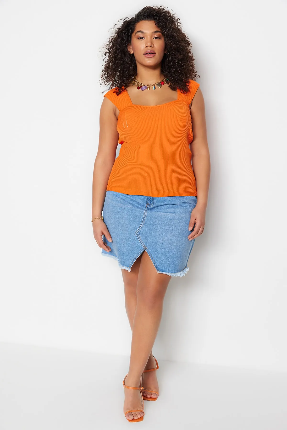 Trendyol Curve  Orangefarbene, figurbetonte, dünne Strickbluse mit herzförmigem Ausschnitt TBSSS23AF00021