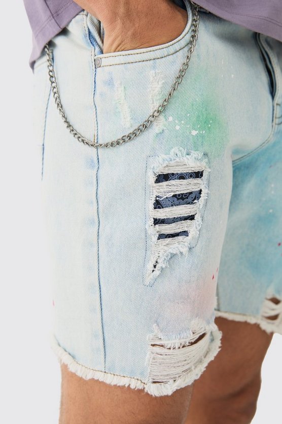 Lockere hellblaue Jeansshorts mit Farbspritzern