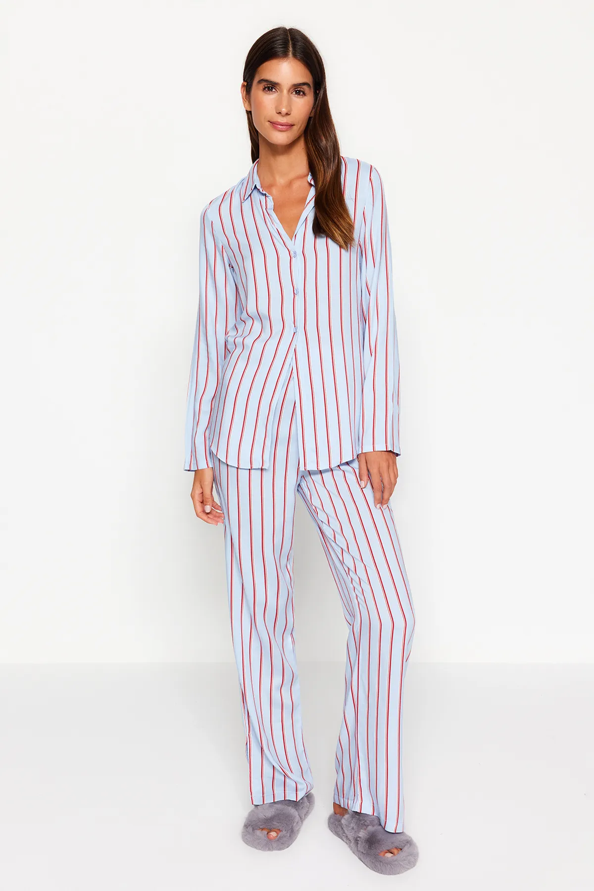 Trendyol Collection  Blau gestreiftes Pyjama-Set aus Viskose-Hemd und -Hose mit Schlitzdetail THMAW23PT00158