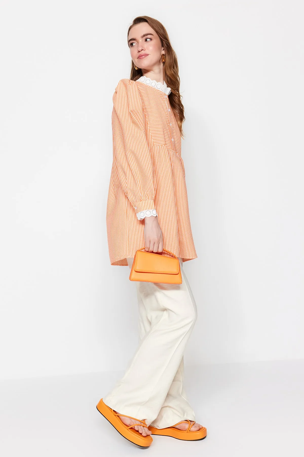 Trendyol Modest  Orangefarbene, karierte Seersucker-Tunika mit gewebter Spitze TCTSS23UK00067