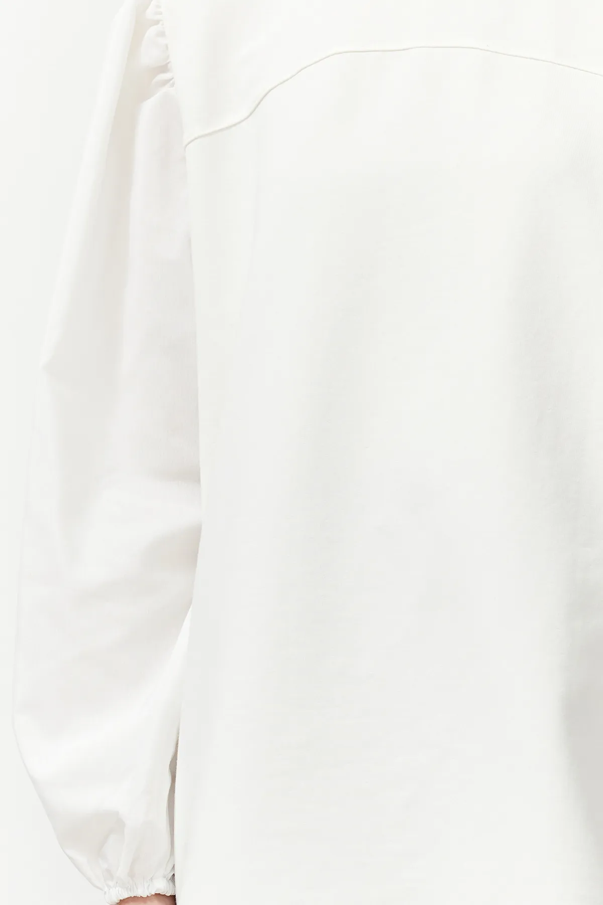 Trendyol Modest  Weißes Strick-Sweatshirt mit Popeline-Details und Ärmeln TCTSS24UK00041