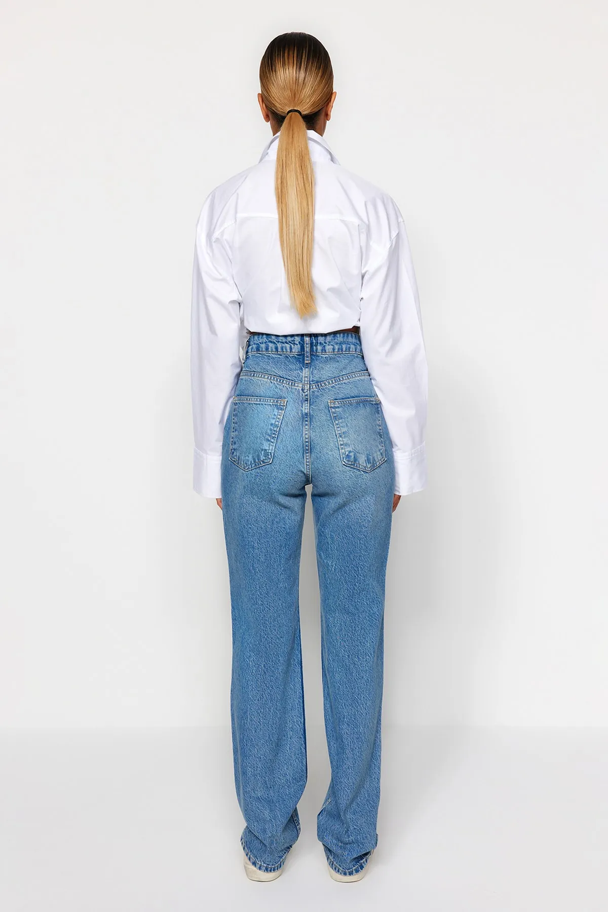 Trendyol Collection  Blaue zerrissene High Waist Lange gerade Jeans TWOAW24JE00033