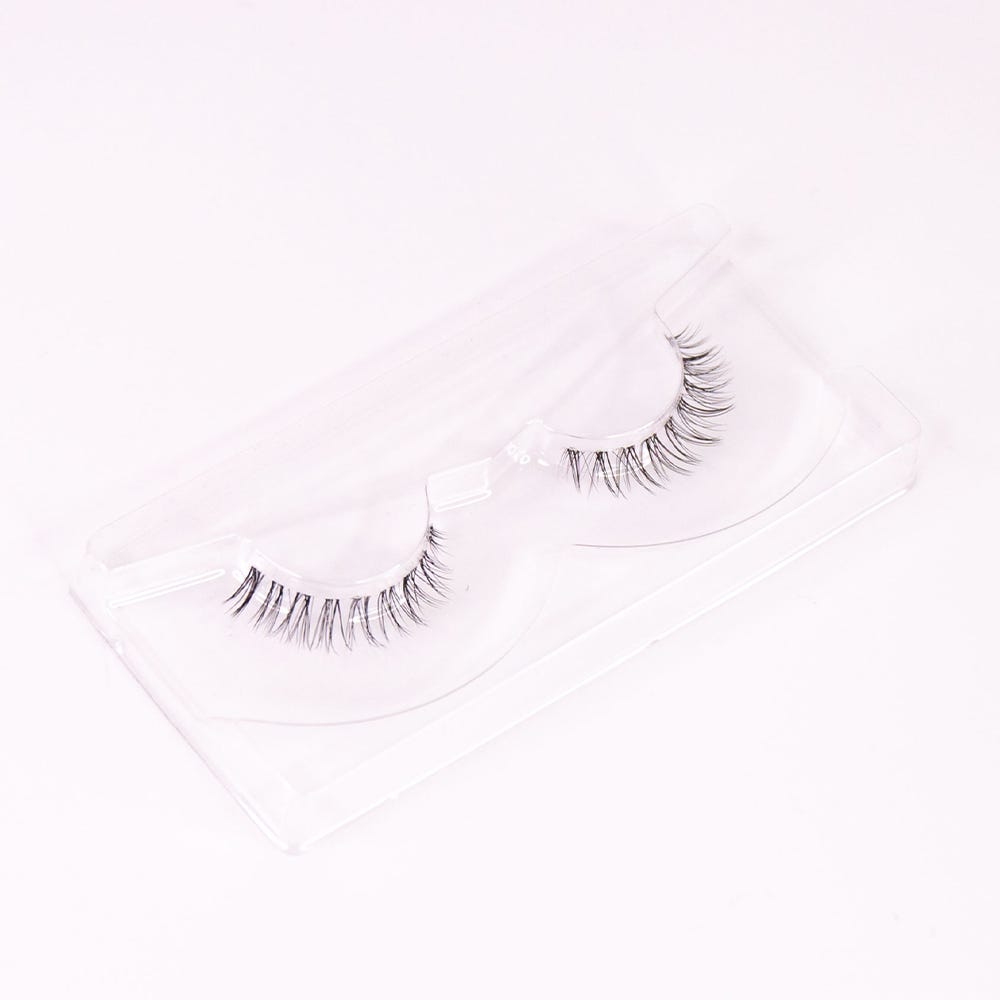 NICLAY by Florian Ferino Wimpernkranz Look 3
