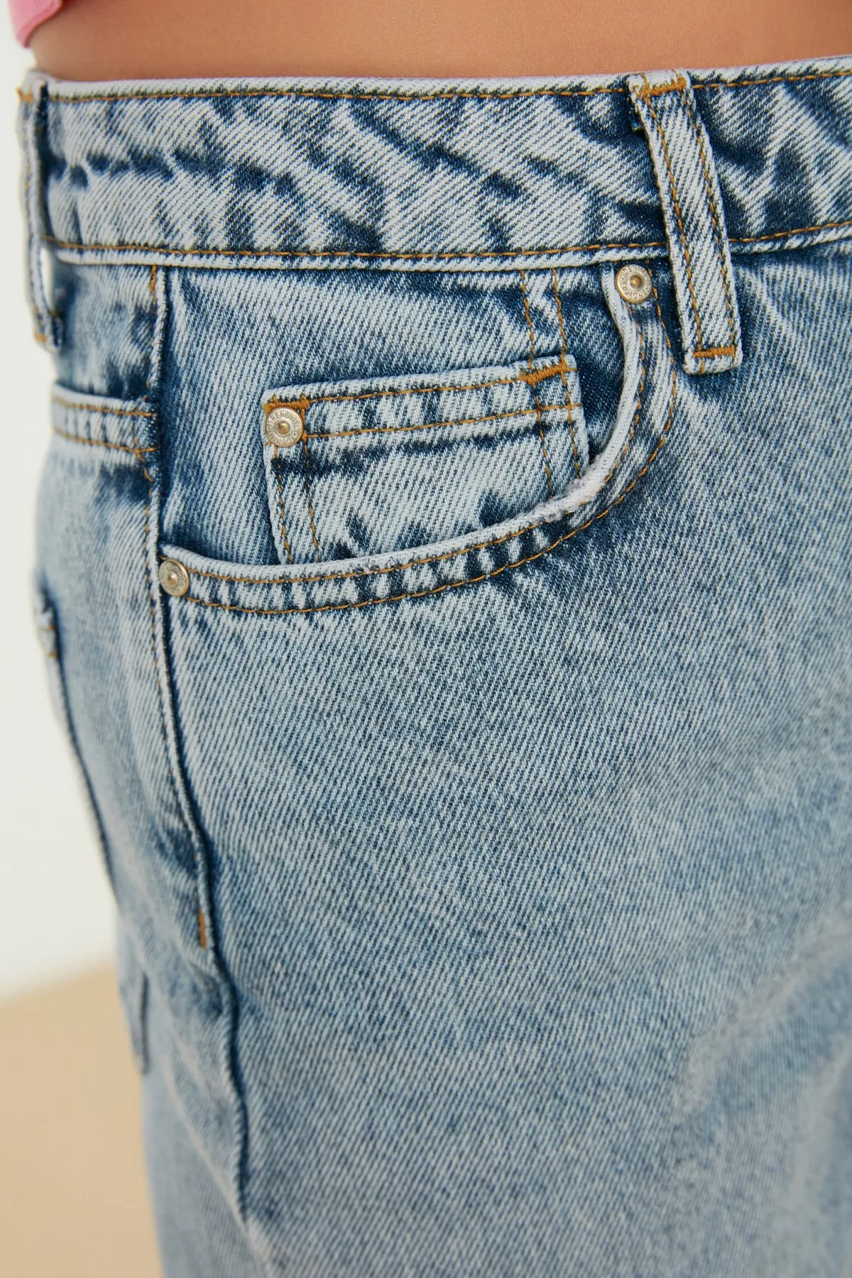 Trendyol Collection  Hellblaue Bootcut-Jeans mit hoher Taille TWOSS21JE0035