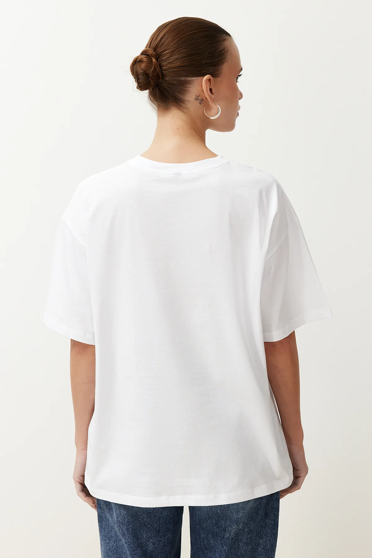 Trendyol Collection  Schwarz-weißes 2er-Pack gestricktes T-Shirt mit Rundhalsausschnitt aus 100 % Baumwolle in Übergröße/weiter Passform TWOSS24TS00223
