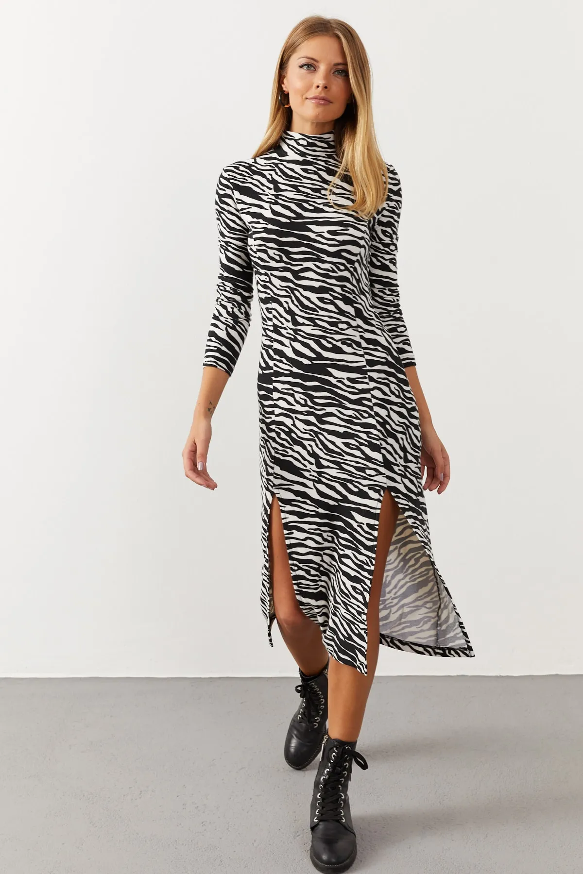 Cool & Sexy  Schwarz-weißes Damenkleid mit doppeltem Schlitz und Zebramuster EY1066