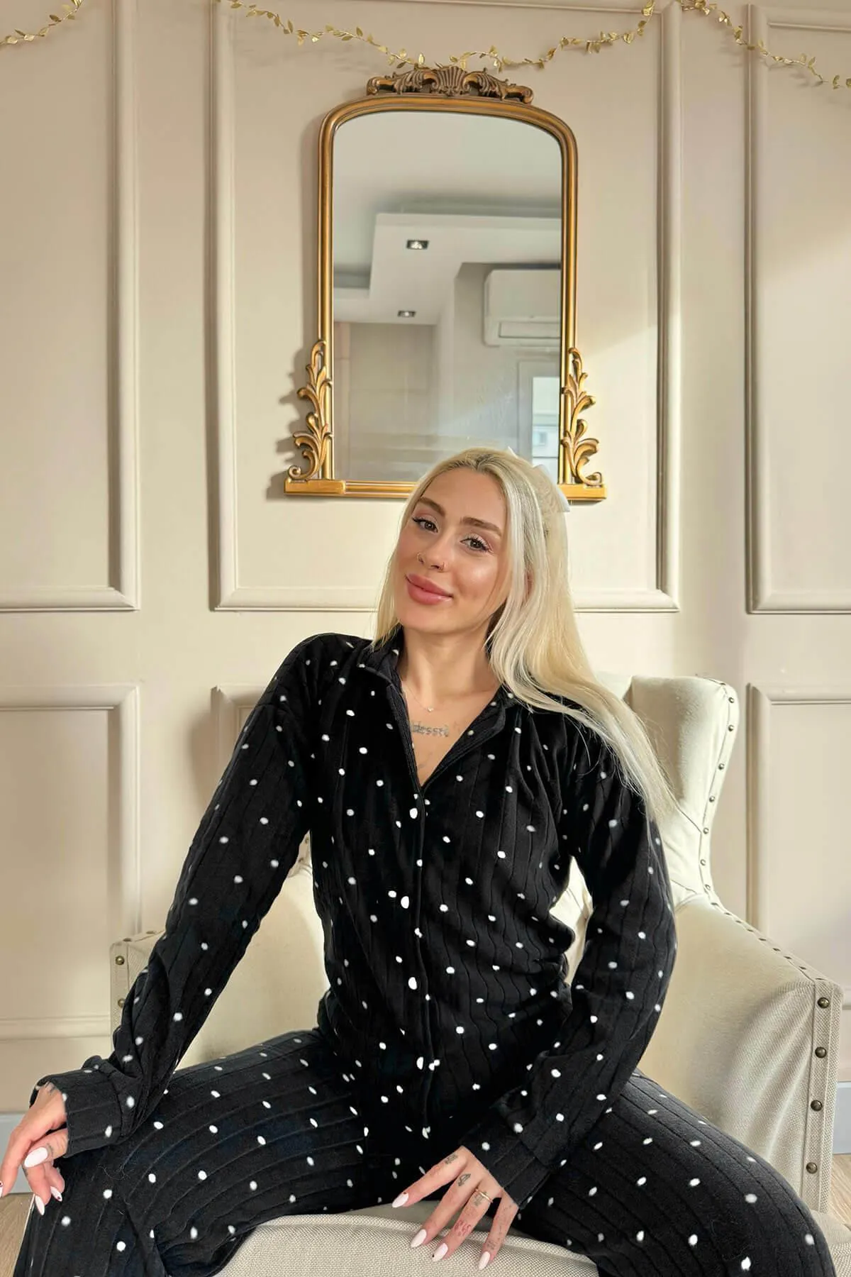Pijamaevi  Schwarzes Pyjama-Set aus Plüschfleece mit gepunktetem Muster und Knopfleiste vorn