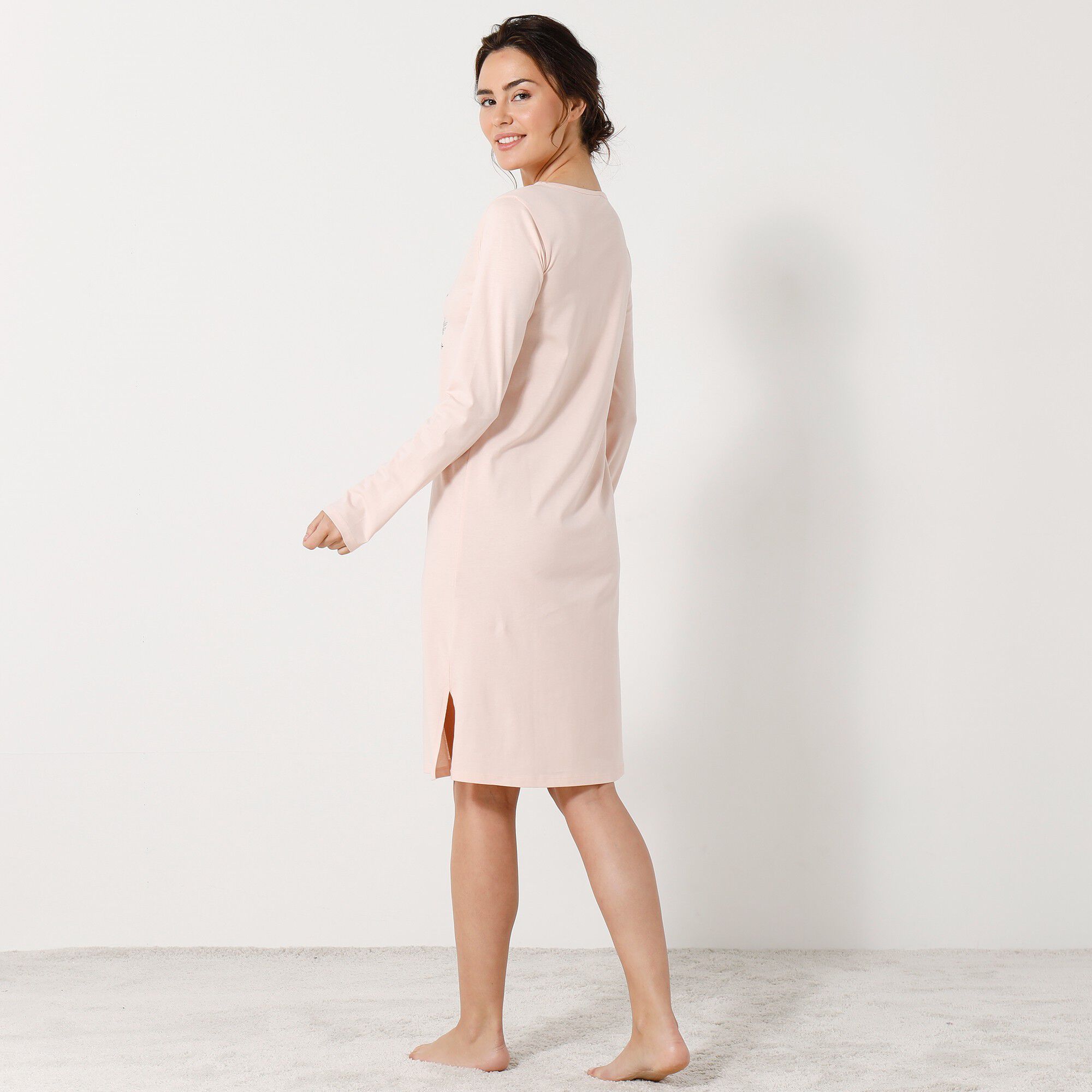 Chemise de nuit courte manches longues motif «sous le charme »