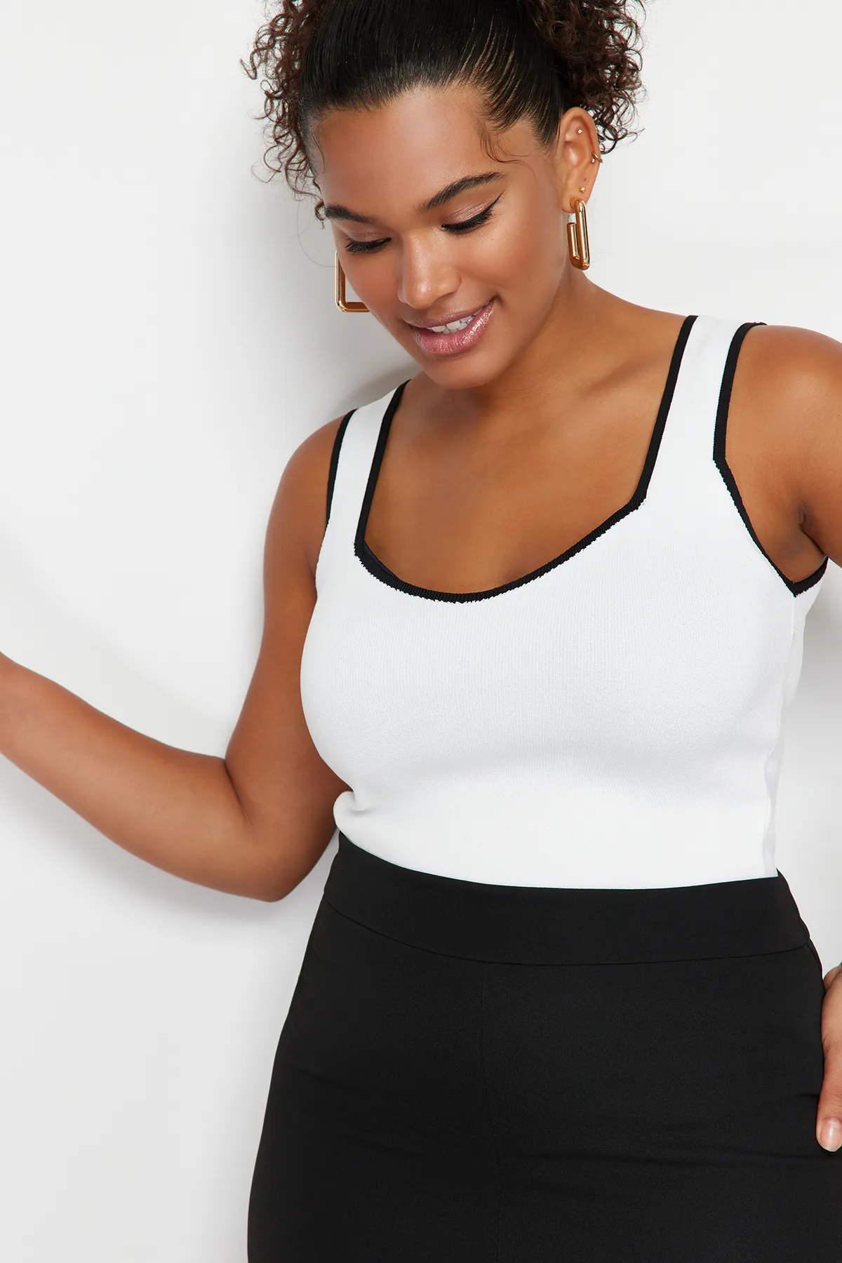 Trendyol Curve  Ecrufarbene, figurbetonte Strickbluse TBBSS24AF00052