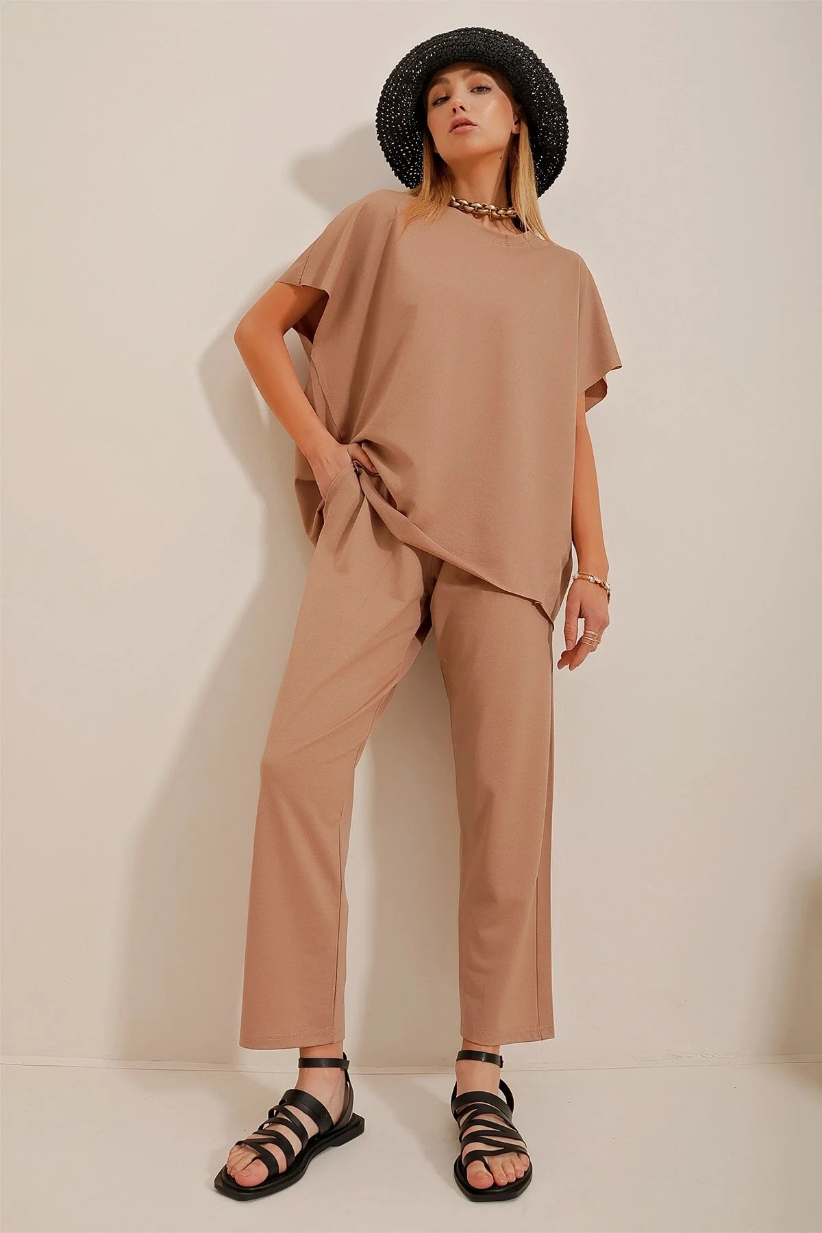 Trend Alaçatı Stili  Trainingsanzug-Set für Damen in Biscuit, Rundhalsausschnitt, bequeme Passform, ALC-X5885