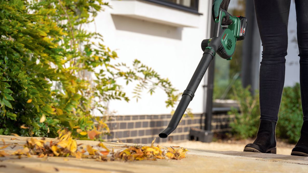 Bosch Green 06008A0600 universalus lapų pūstuvas 18V-130 akumuliatorinis lapų pūstuvas, 1 x 2,5 Ah ir įkroviklis dėžutėje