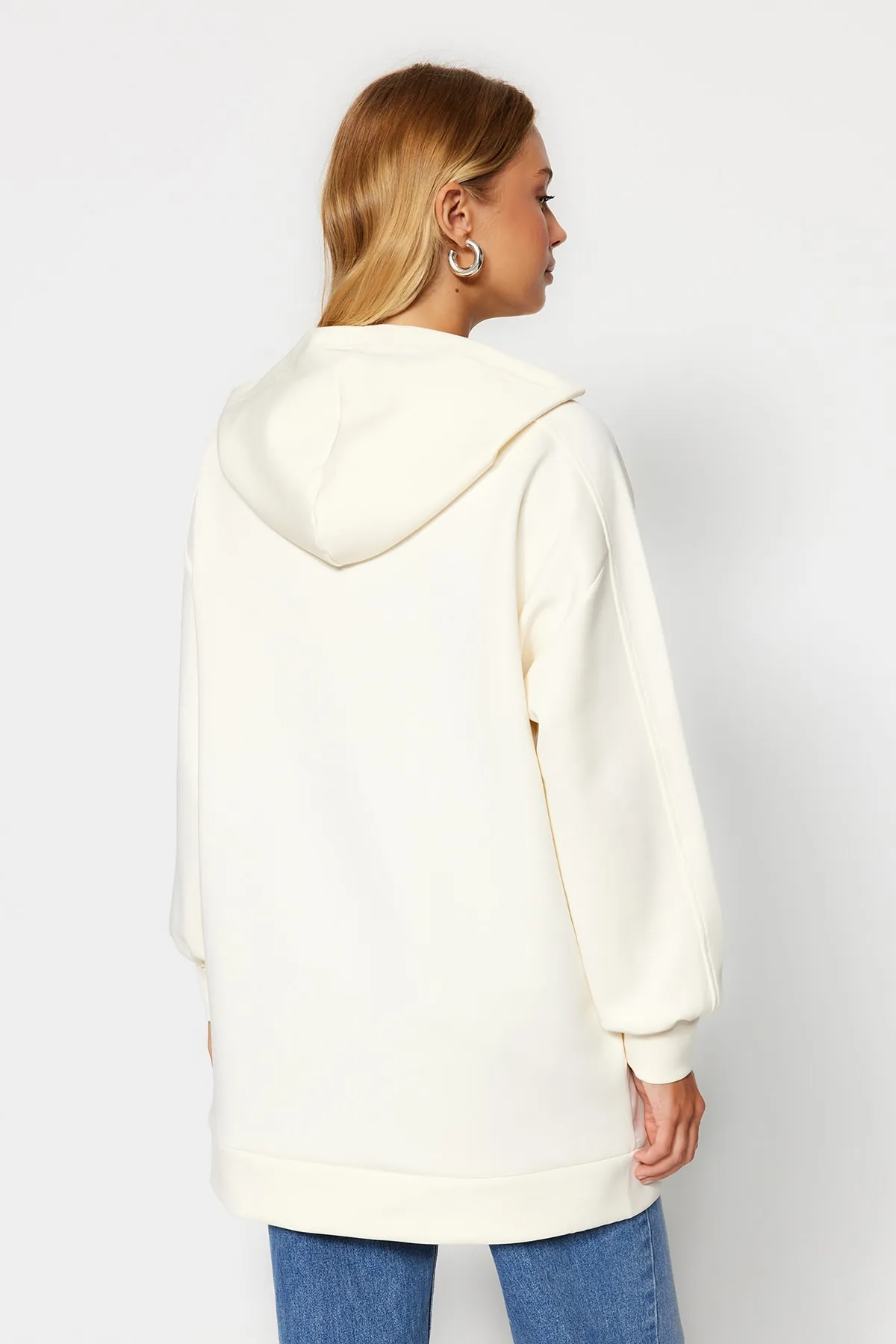 Trendyol Modest  Stonefarbenes, weit geschnittenes, übergroßes Sweatshirt aus Scuba-Strick mit Kapuze und Taschen TCTAW22TW0151