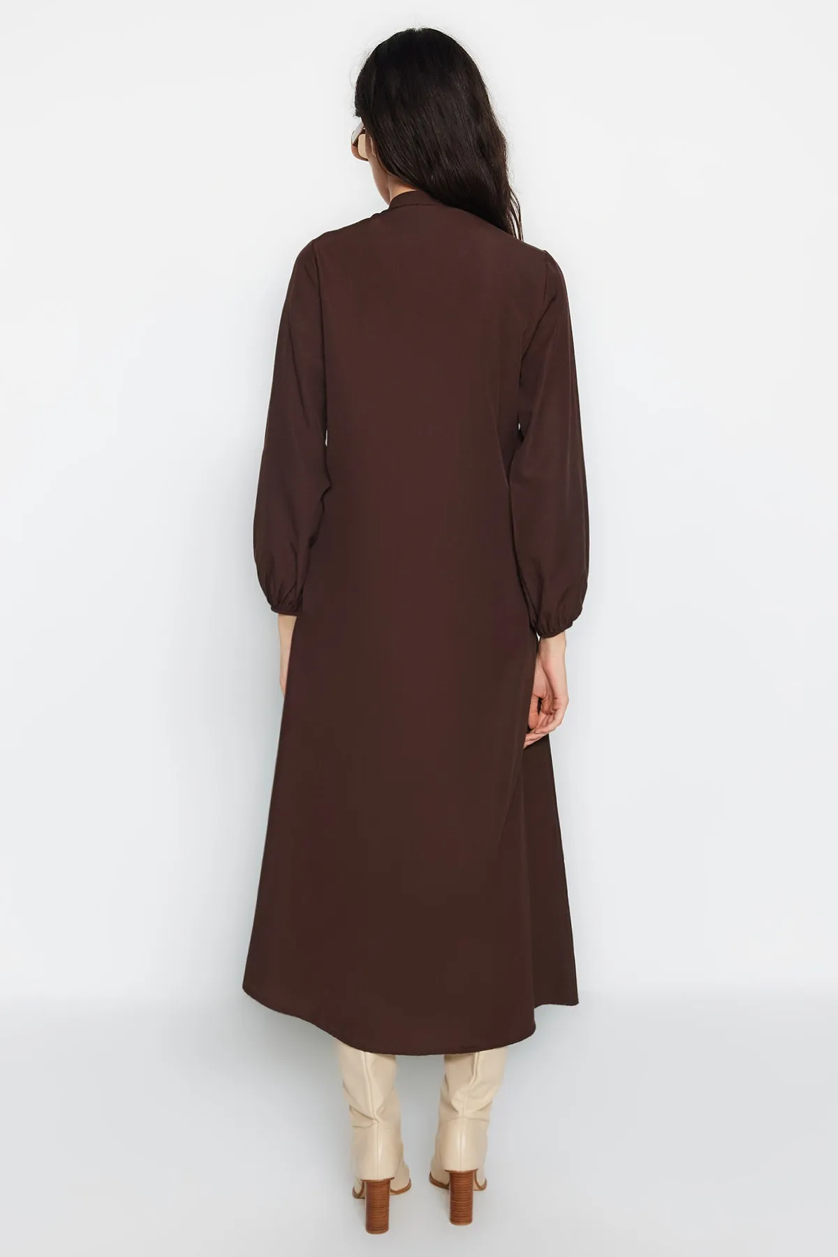 Trendyol Modest  Braunes gewebtes Baumwollkleid mit verstellbaren Taillenstoppern TCTAW24EB00068