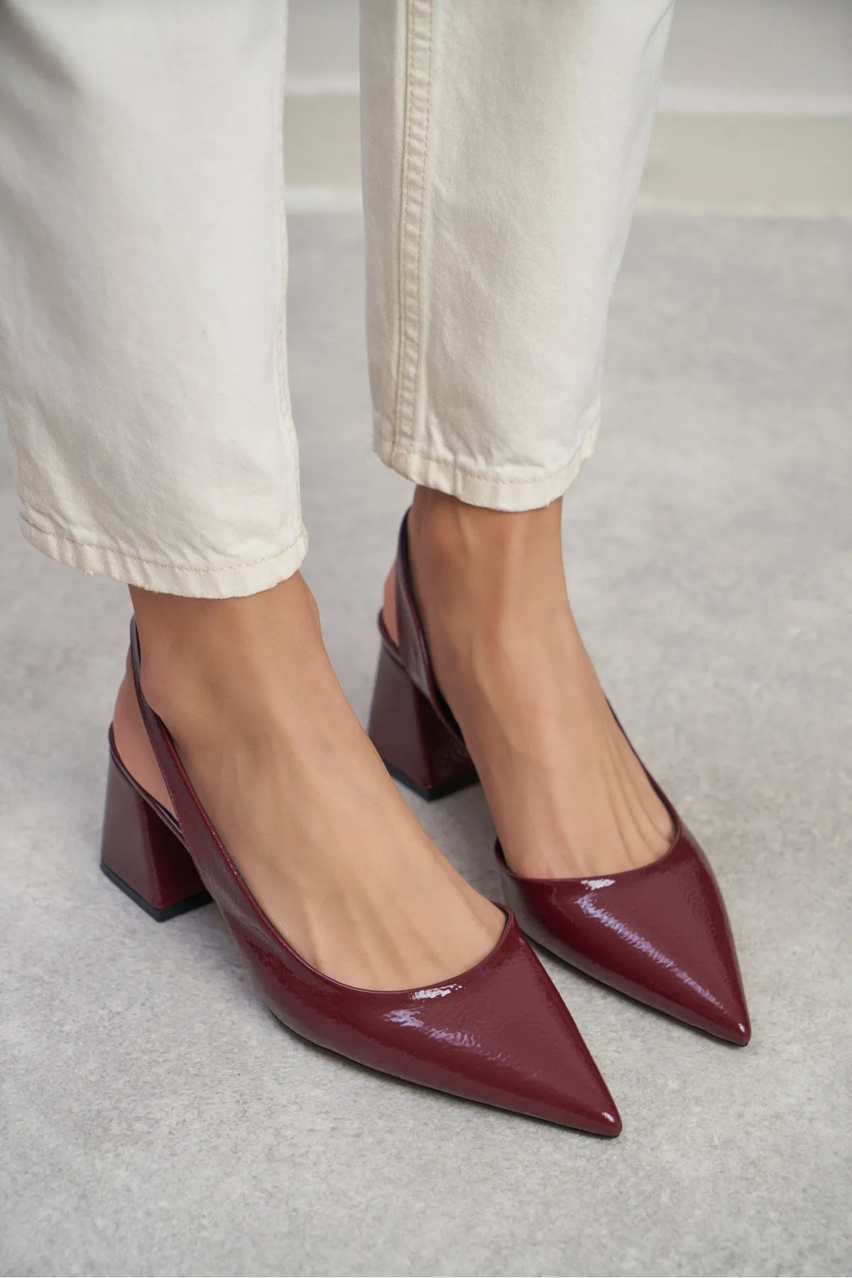 NİŞANTAŞI SHOES  Owen Claret Damen-Schuhe mit Absatz aus rotem Lackleder mit Riemendetail hinten und spitzer Zehenpartie