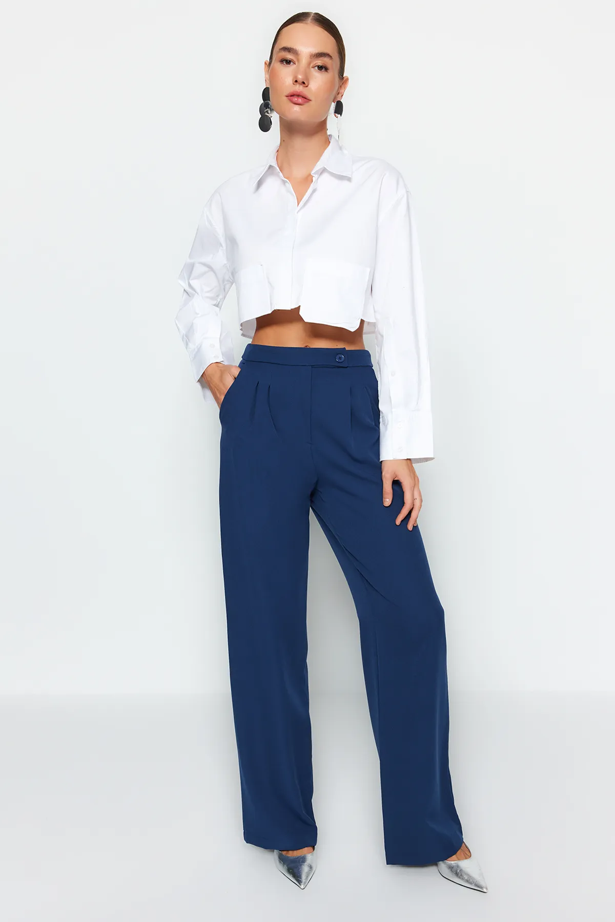 Trendyol Collection  Marineblaue gewebte Hose mit weitem Bein, weitem Bein und hoher Taille TWOAW22PL0066