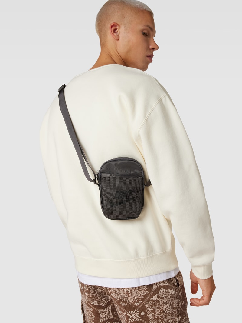 Crossbody Bag mit Label-Print in mittelgrau