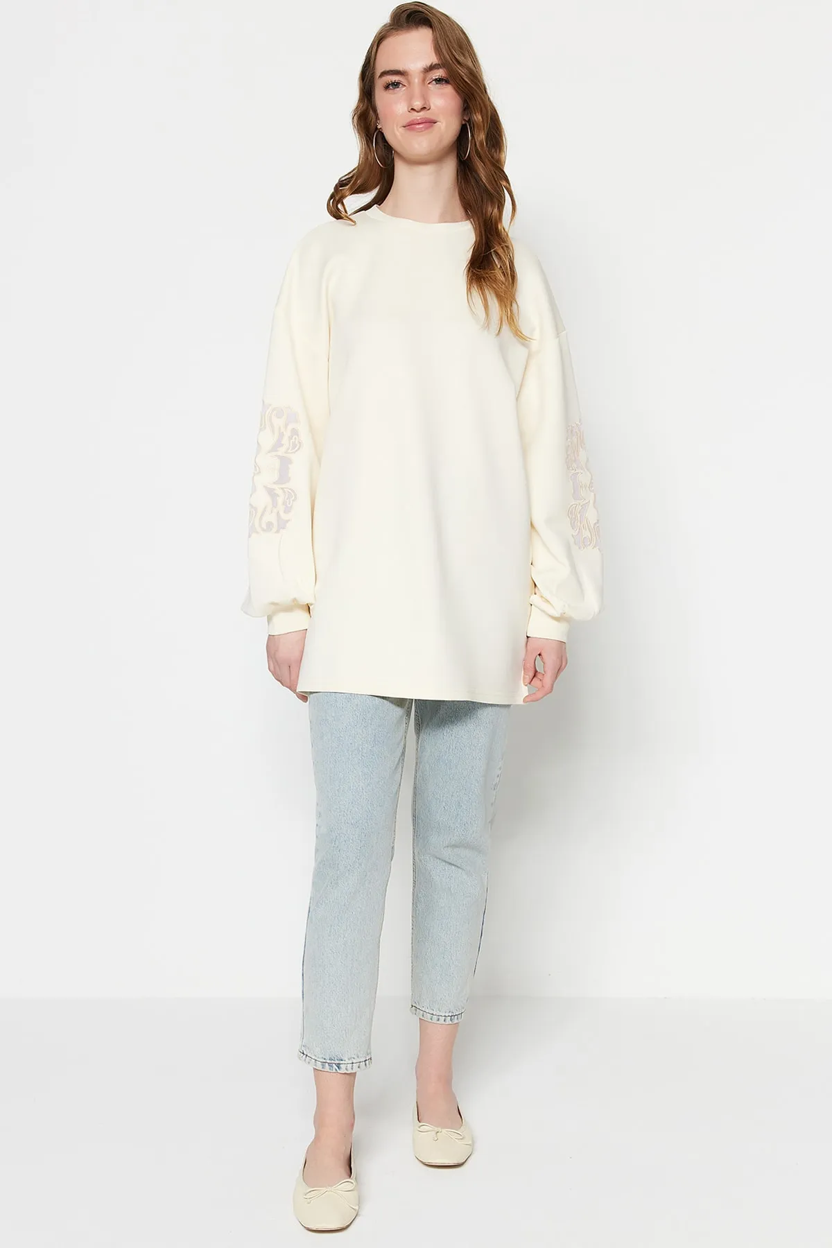 Trendyol Modest  Ecru-Ärmel-Stickerei-Detailliertes Scuba-Strick-Sweatshirt TCTSS23UK00042