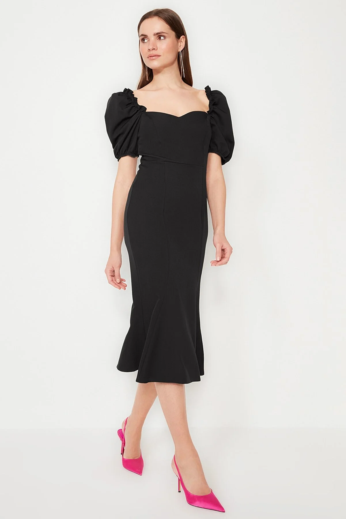 Trendyol Collection  Elegantes Abendkleid mit schwarzem Kragen und Ausschnitt TPRSS21EL0053