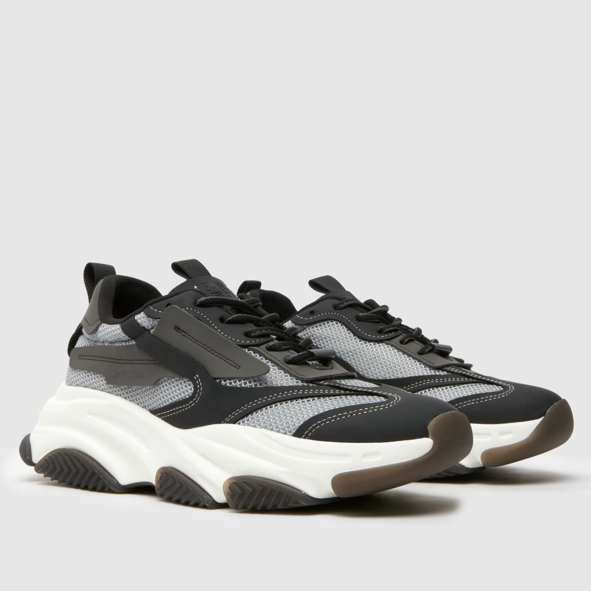 A Steve Madden sötétszürke cipőket is árul.